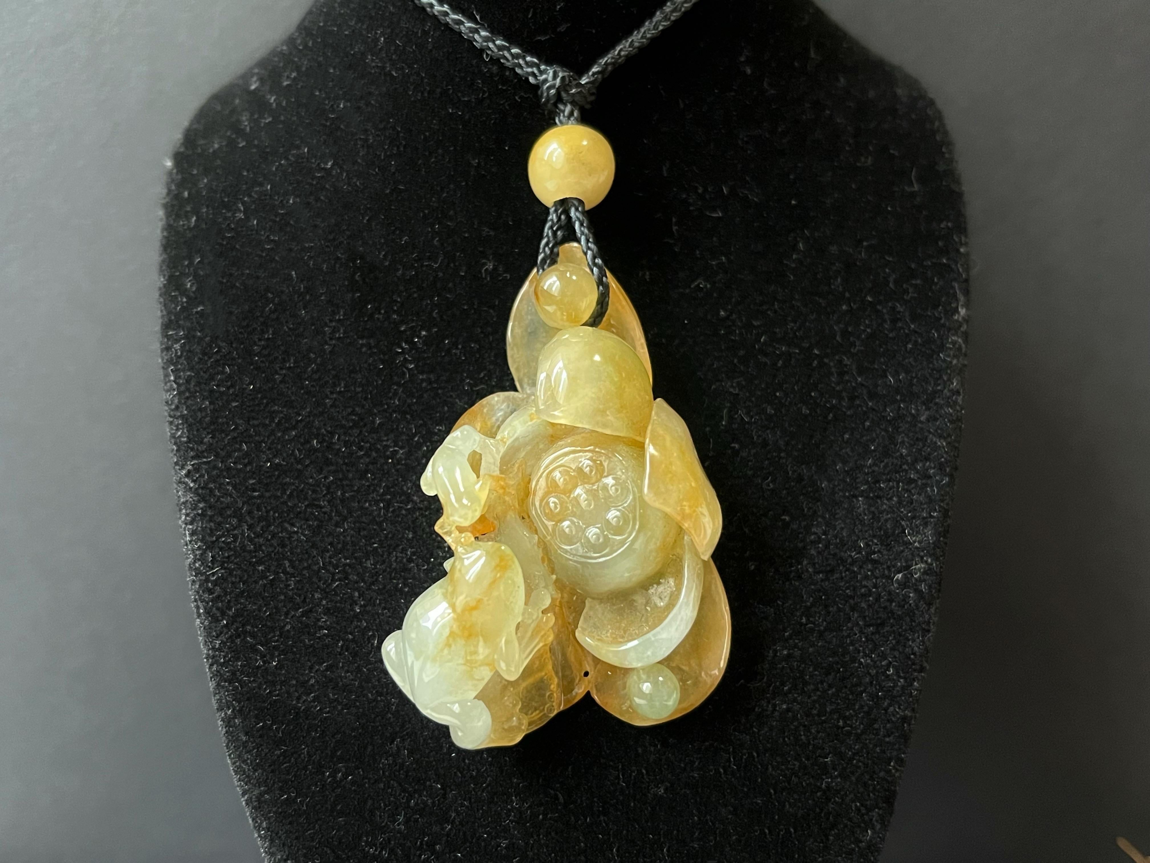 Pendentif en jadéite naturelle du Myanmar - grenouilles et fleurs de lotus sculptées en jaune miel en vente 4