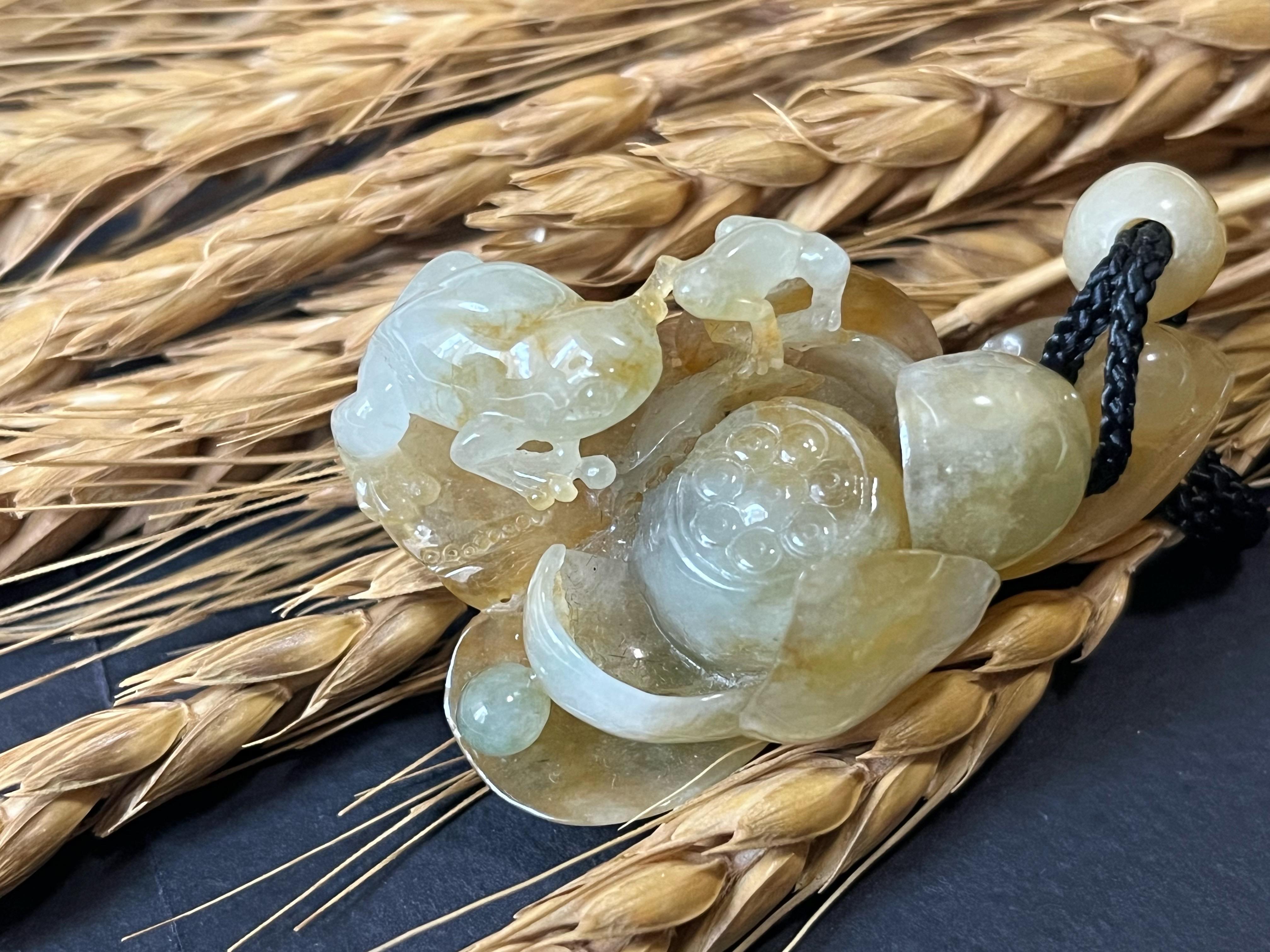 Découvrez la beauté captivante de notre pendentif en jadéite naturelle du Myanmar, fabriqué à la main à partir de jadéite de type A 100 % naturelle et non traitée. D'une rare teinte jaune miel glacé, cette pièce exquise présente des sculptures
