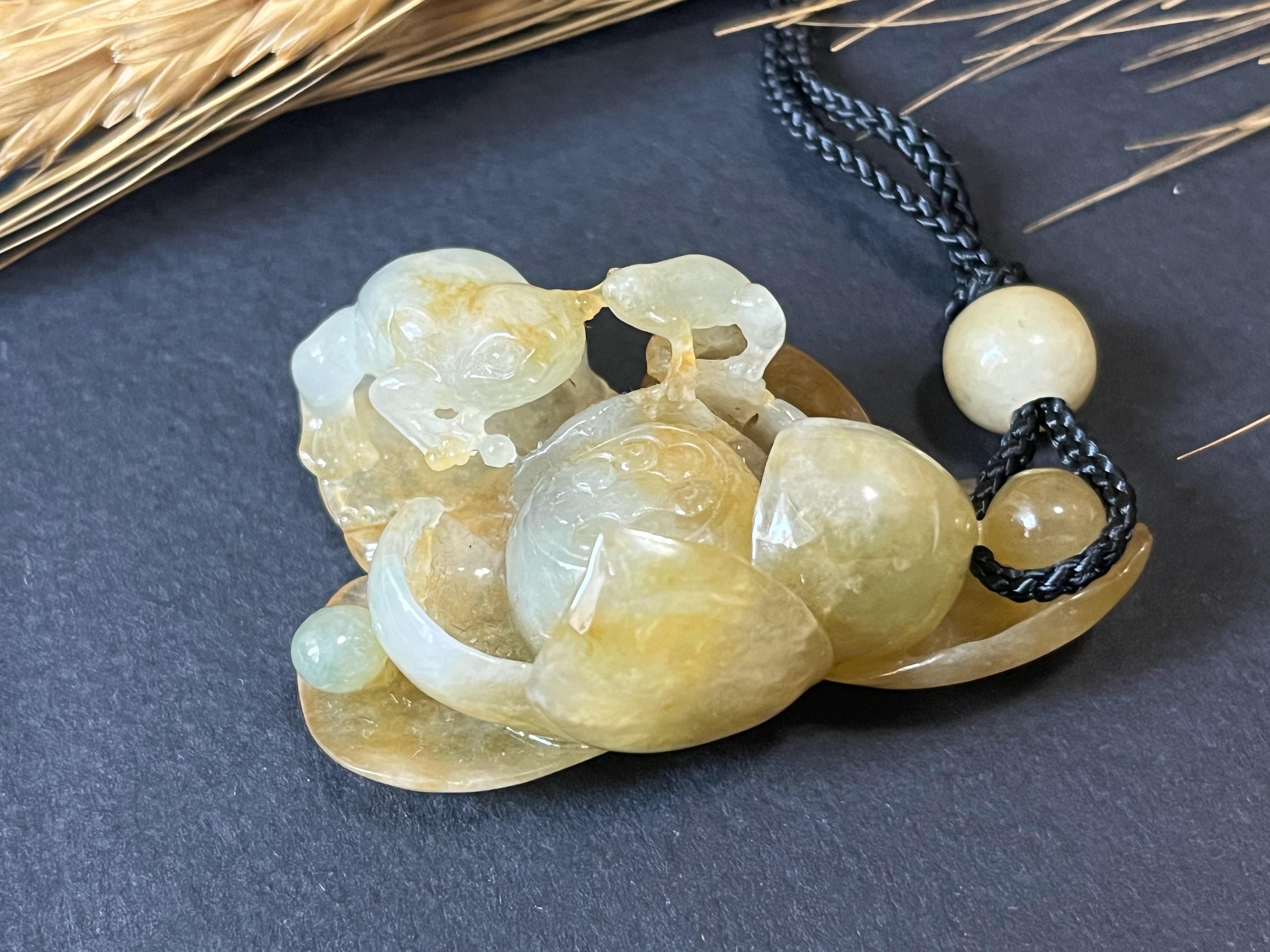 Artisan Pendentif en jadéite naturelle du Myanmar - grenouilles et fleurs de lotus sculptées en jaune miel en vente