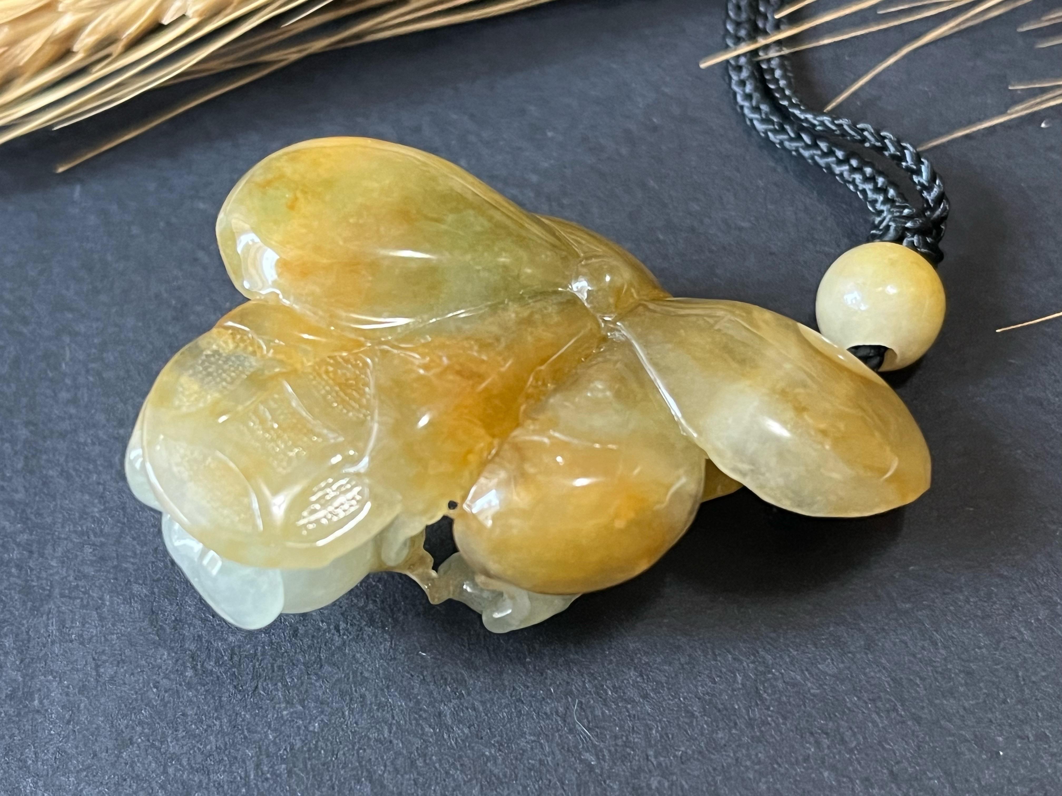 Taille mixte Pendentif en jadéite naturelle du Myanmar - grenouilles et fleurs de lotus sculptées en jaune miel en vente