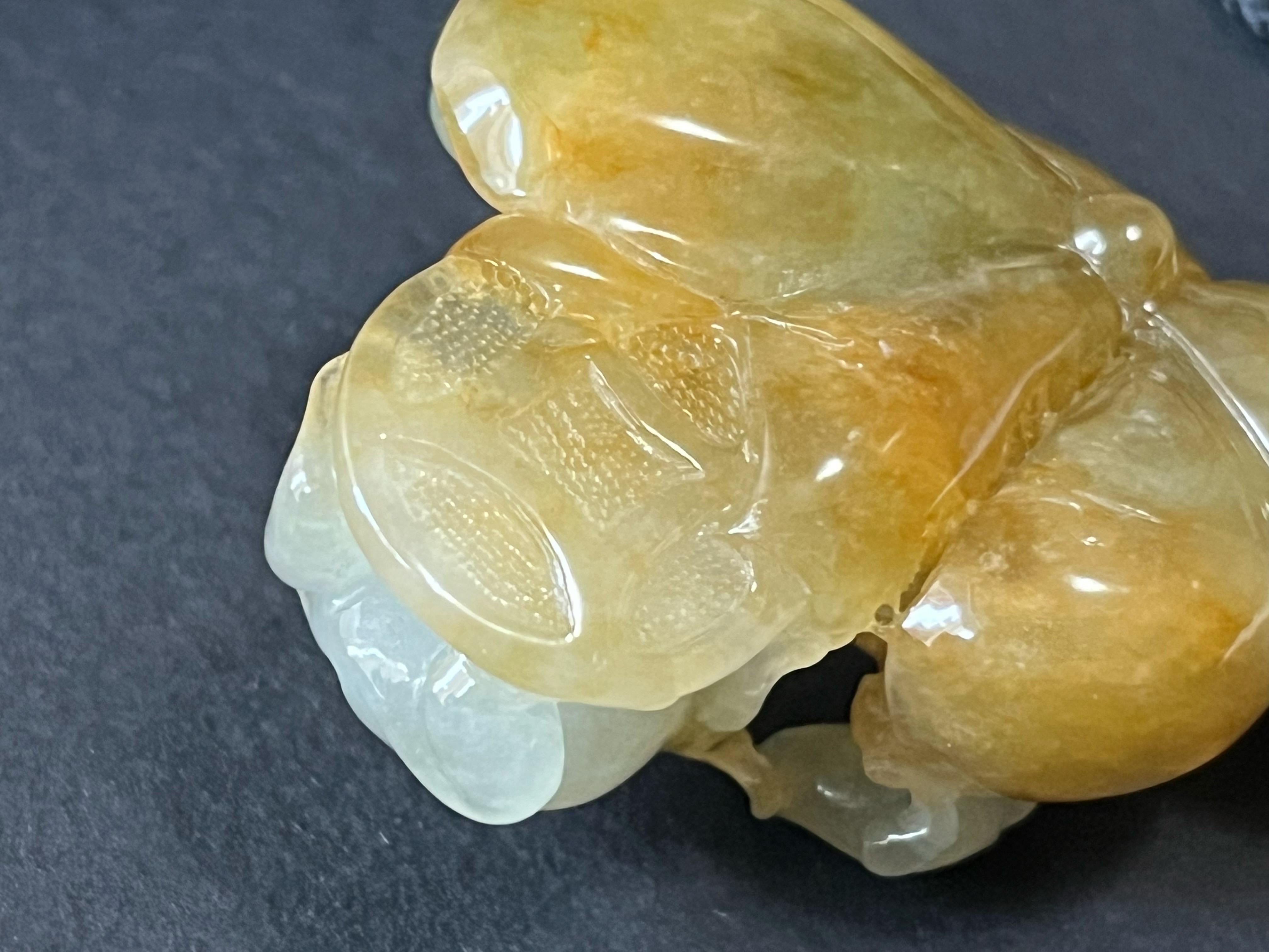 Pendentif en jadéite naturelle du Myanmar - grenouilles et fleurs de lotus sculptées en jaune miel Neuf - En vente à Kowloon, HK
