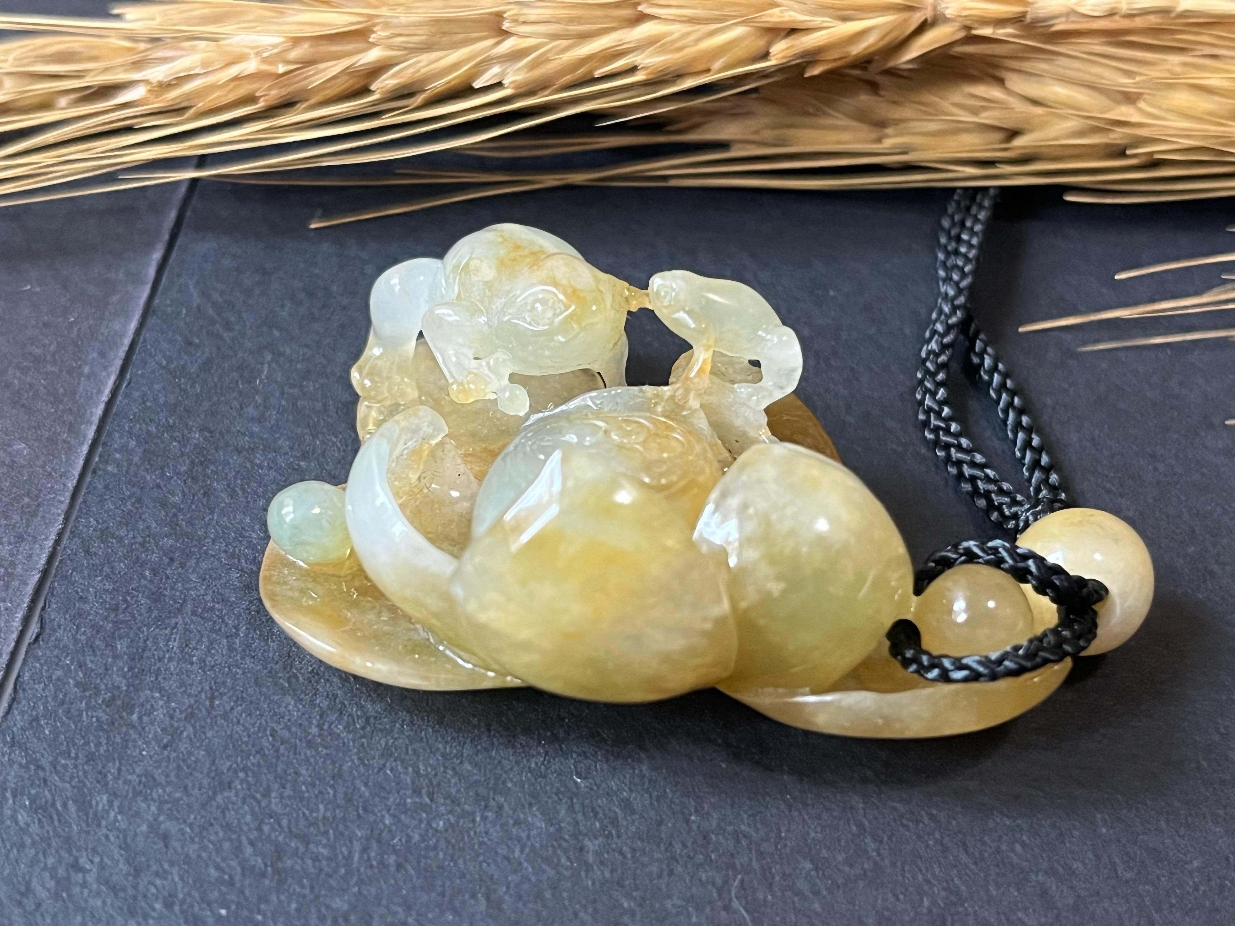 Pendentif en jadéite naturelle du Myanmar - grenouilles et fleurs de lotus sculptées en jaune miel Unisexe en vente