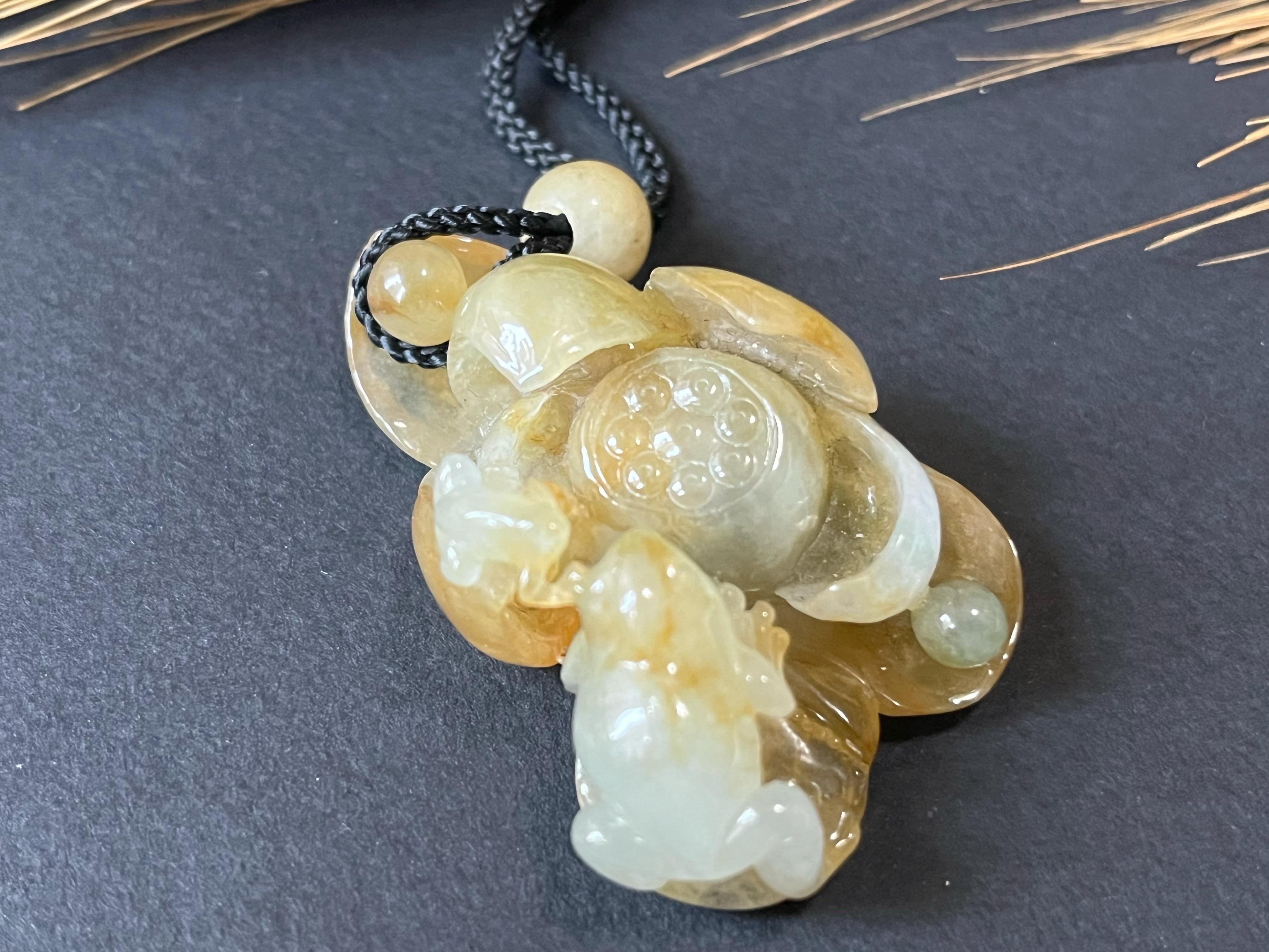 Pendentif en jadéite naturelle du Myanmar - grenouilles et fleurs de lotus sculptées en jaune miel en vente 1