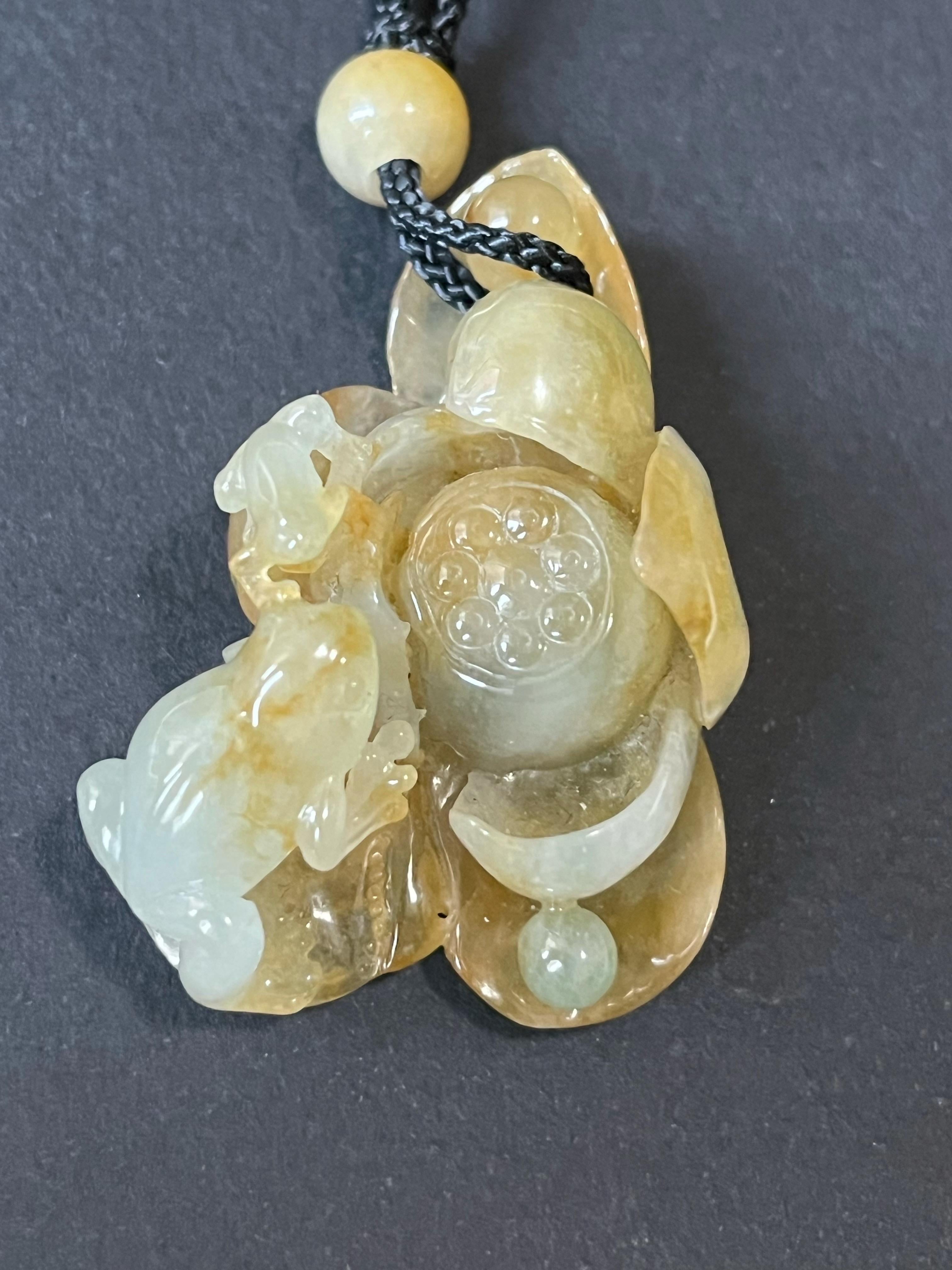 Pendentif en jadéite naturelle du Myanmar - grenouilles et fleurs de lotus sculptées en jaune miel en vente 2