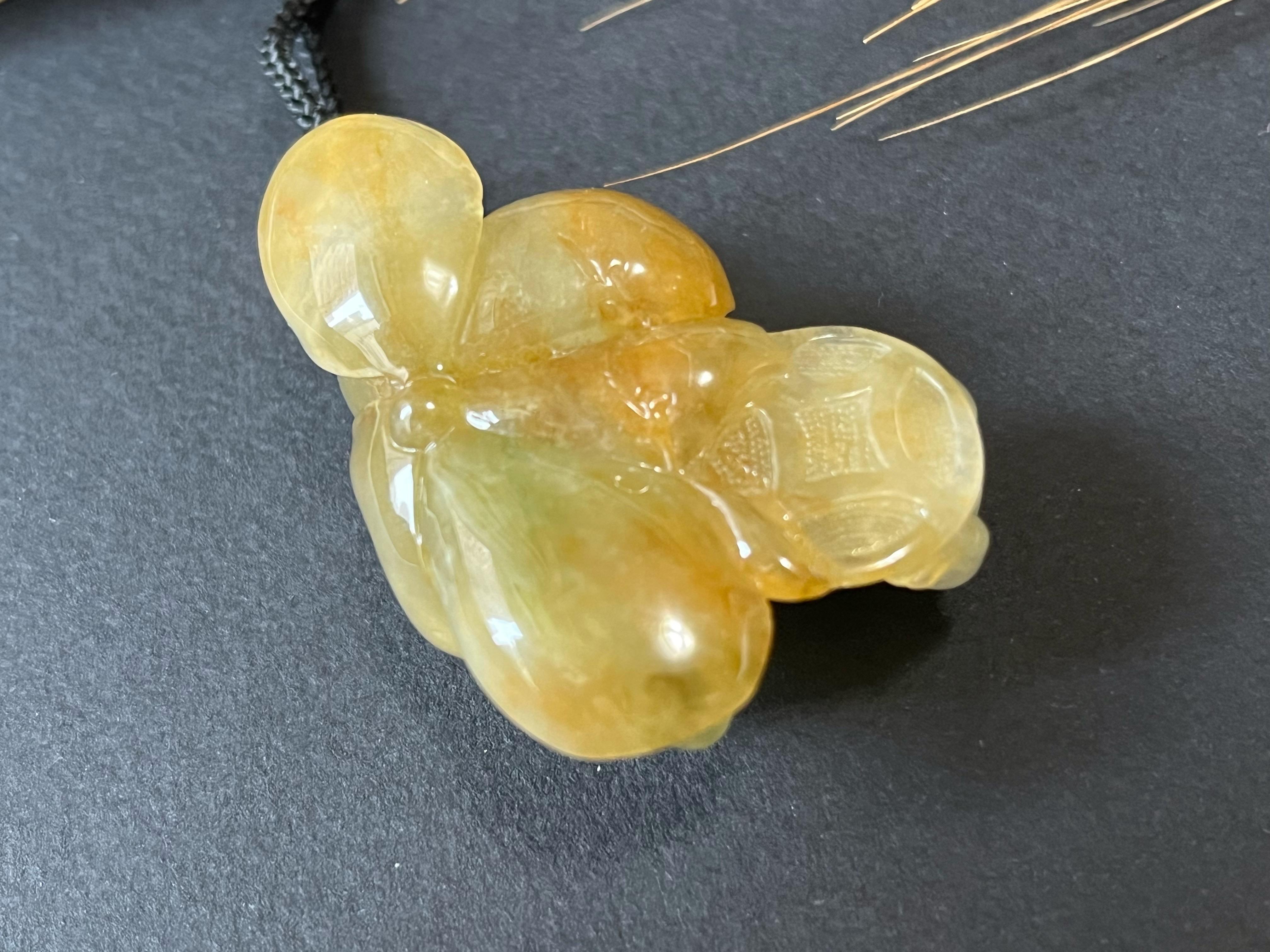 Pendentif en jadéite naturelle du Myanmar - grenouilles et fleurs de lotus sculptées en jaune miel en vente 3