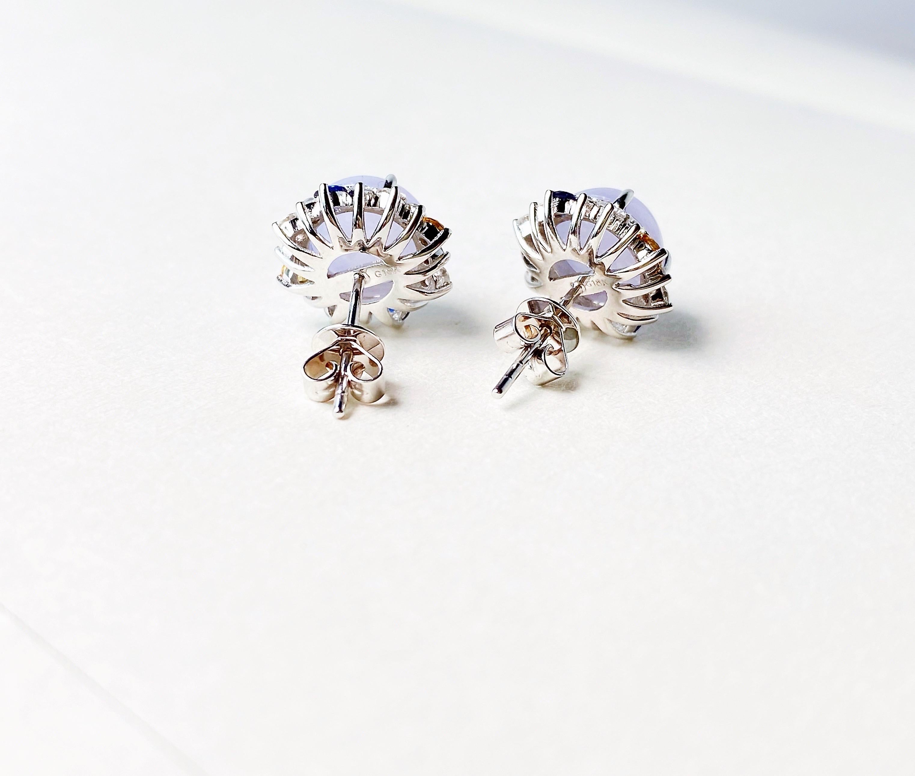 Questi orecchini personalizzati e realizzati a mano sono incastonati con giada ghiacciata color lavanda del Myanmar. Questi semplici e moderni orecchini in giadeite sono impreziositi da vibranti zaffiri e diamanti di alta qualità.

GEMSTONE: