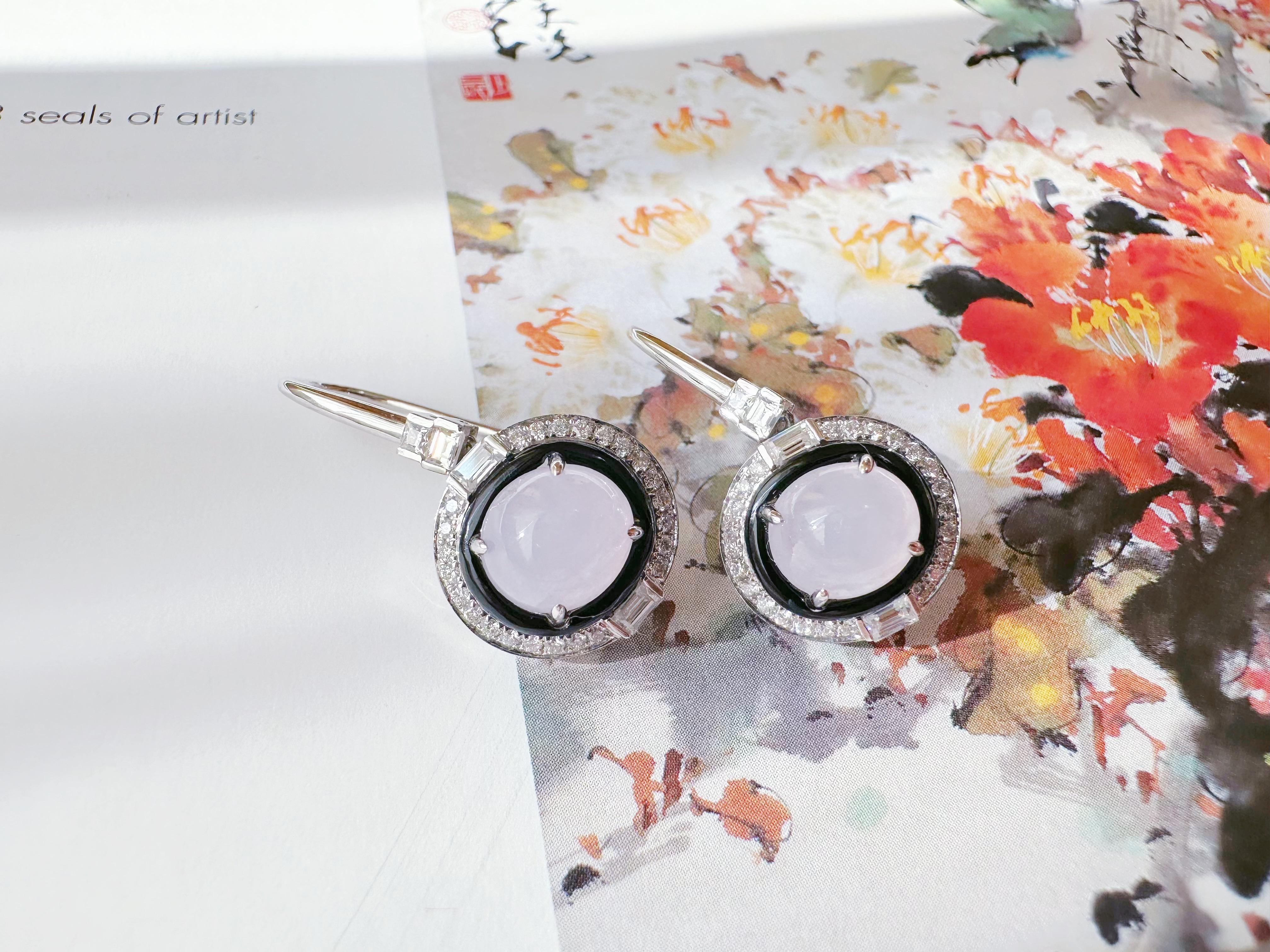 Les boucles d'oreilles, conçues et fabriquées à la main, sont serties de jadéite glacée lavande du Myanmar. Ces clous d'oreilles simples et modernes en jadéite sont ornés de diamants de haute qualité et d'agate noire.

◆ PIERRE PREMIÈRE : Jadéite