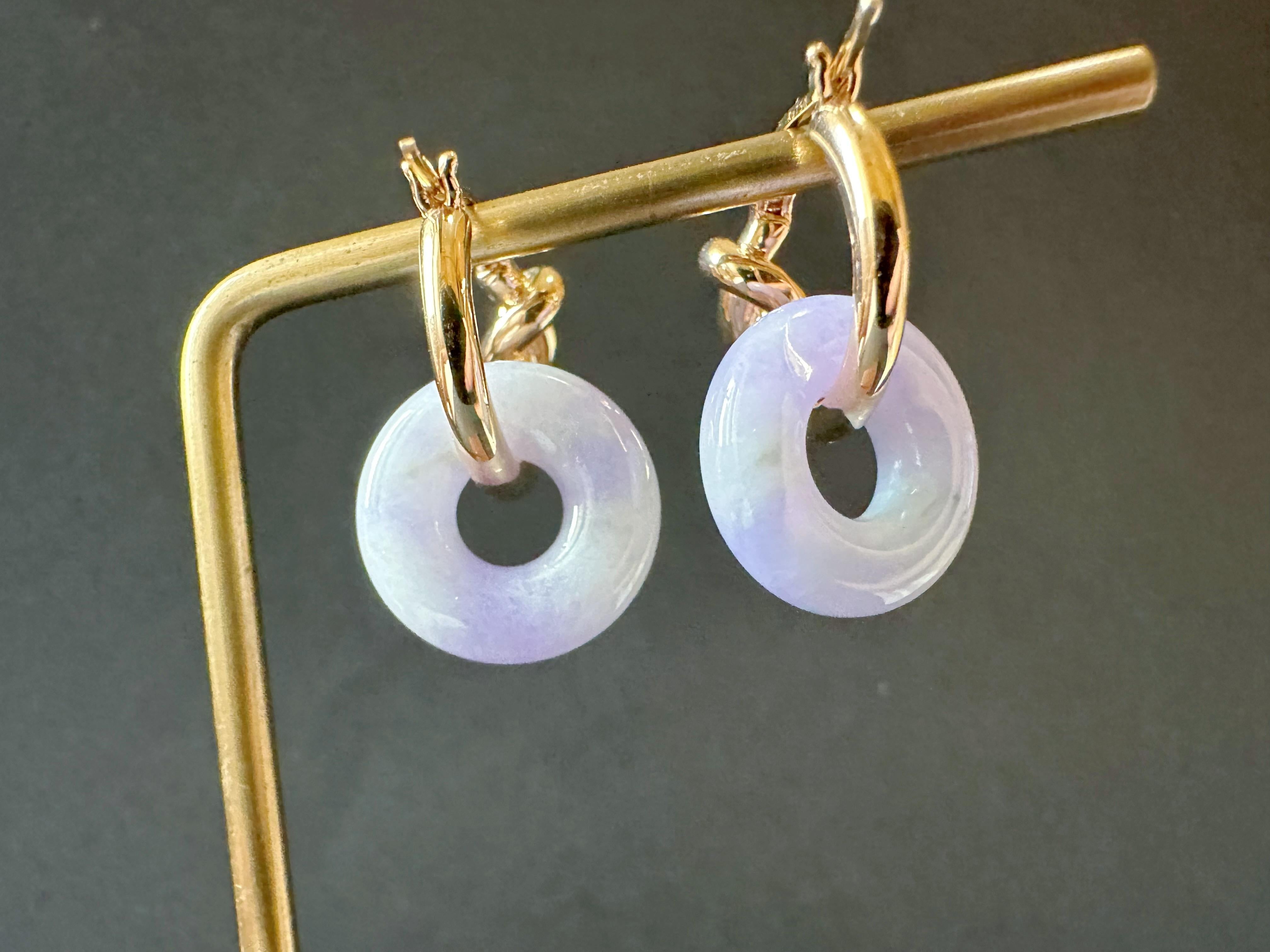 Natürliche Myanmar Lavendel Jade Donut 18K Gold Schleifen-Ohrringe, zwei Arten zu tragen im Zustand „Neu“ in Kowloon, HK