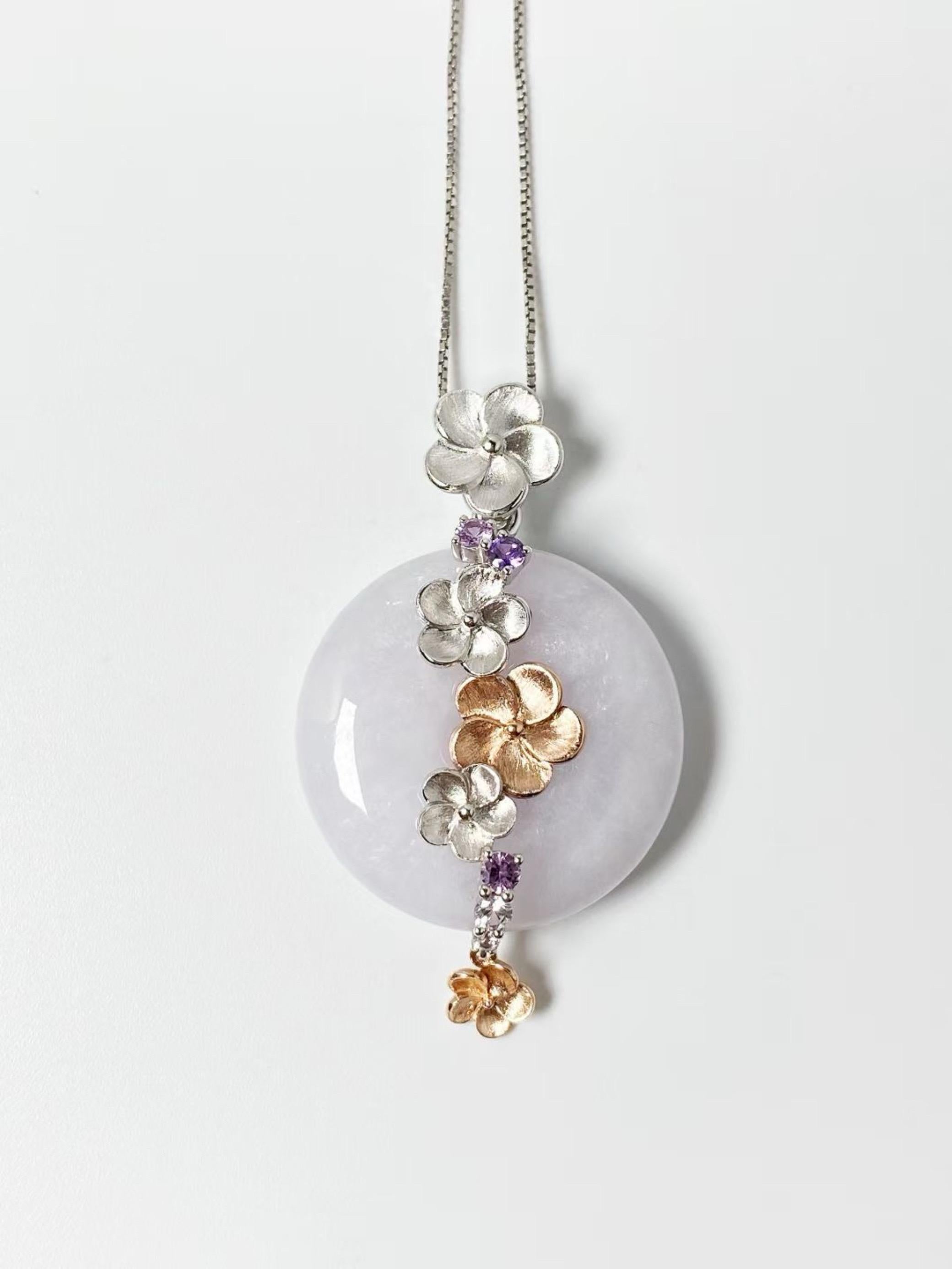Ti presentiamo il ciondolo a ciambella in giadeite Cherry Blossom Lavender, intricato e prezioso come la natura stessa. Ogni ciondolo di giadeite di tipo A, unico nel suo genere, è incorniciato da lussuosi petali in oro rosa e oro bianco 14kt e