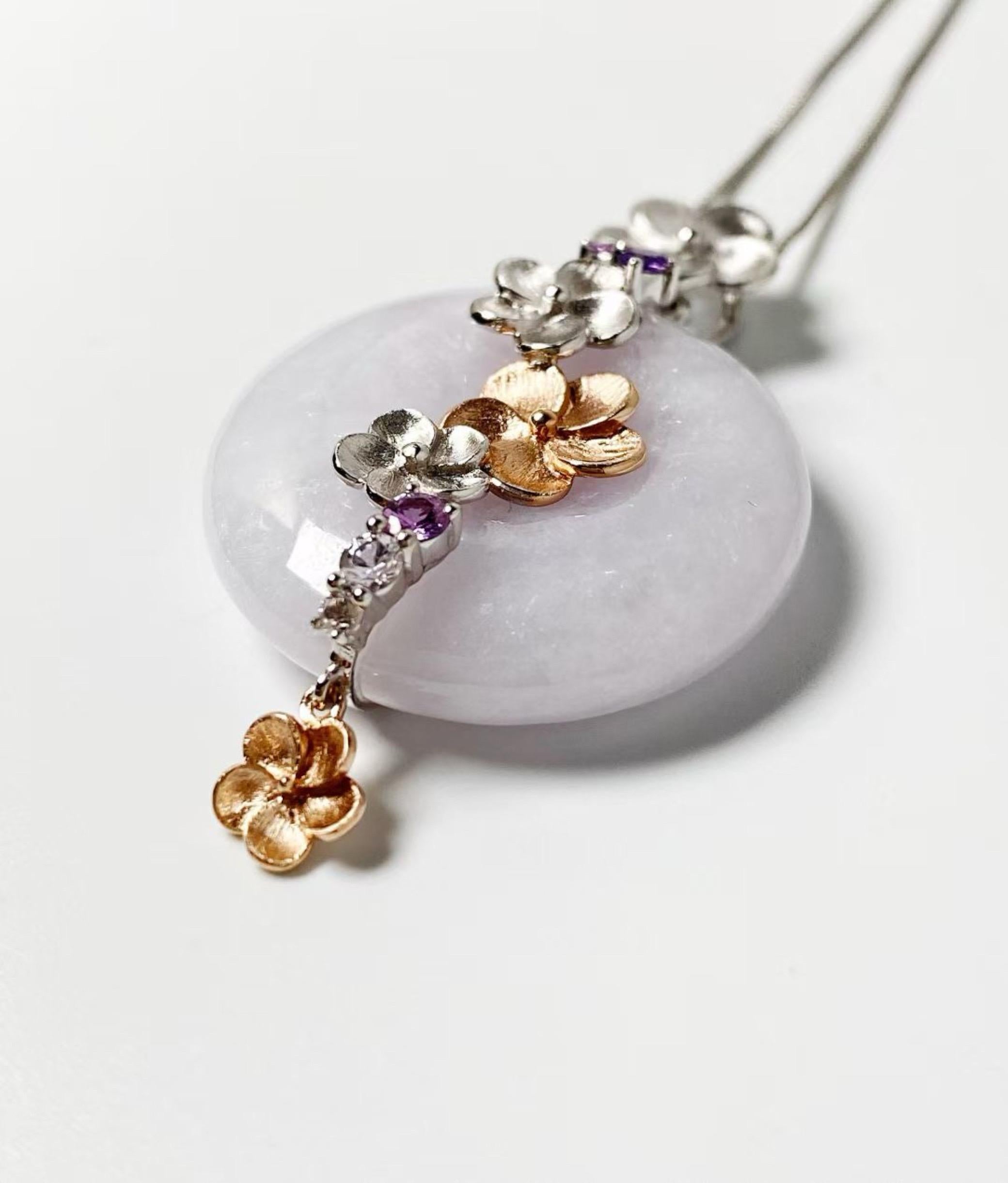 Taglio rotondo Ciondolo a ciambella di giada naturale del Myanmar con tonalità lavanda e oro bicolore 14K in vendita