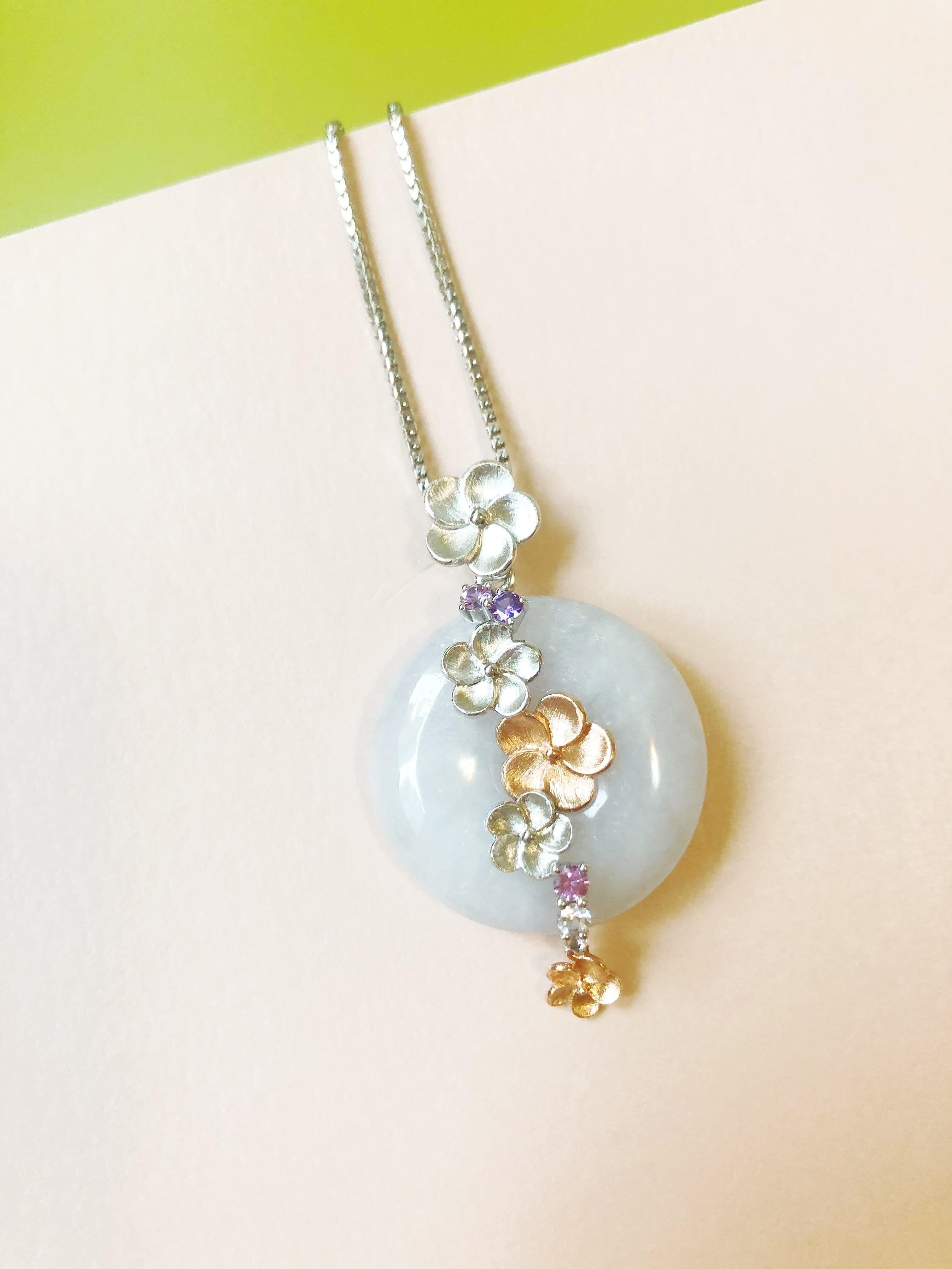 Ciondolo a ciambella di giada naturale del Myanmar con tonalità lavanda e oro bicolore 14K In condizioni Nuovo in vendita a Kowloon, HK