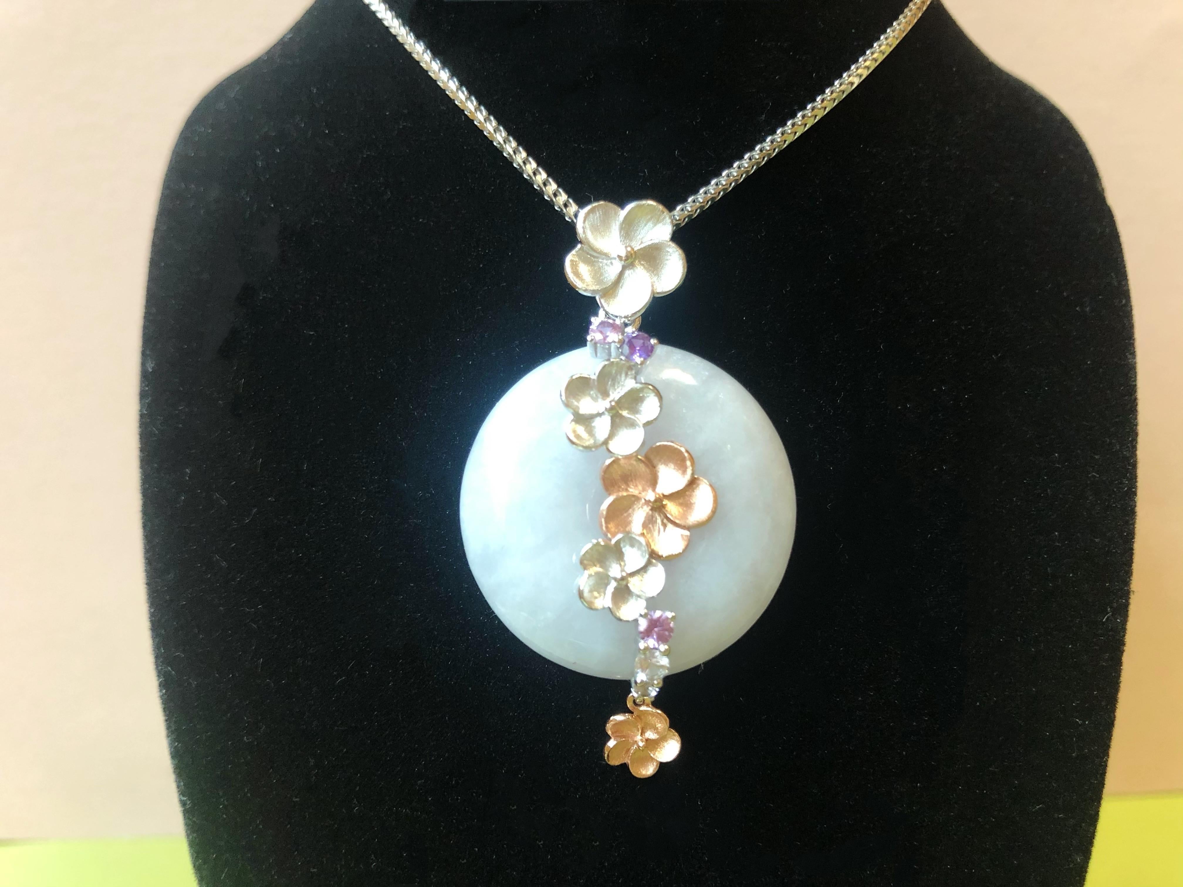 da uomo o donna Ciondolo a ciambella di giada naturale del Myanmar con tonalità lavanda e oro bicolore 14K in vendita
