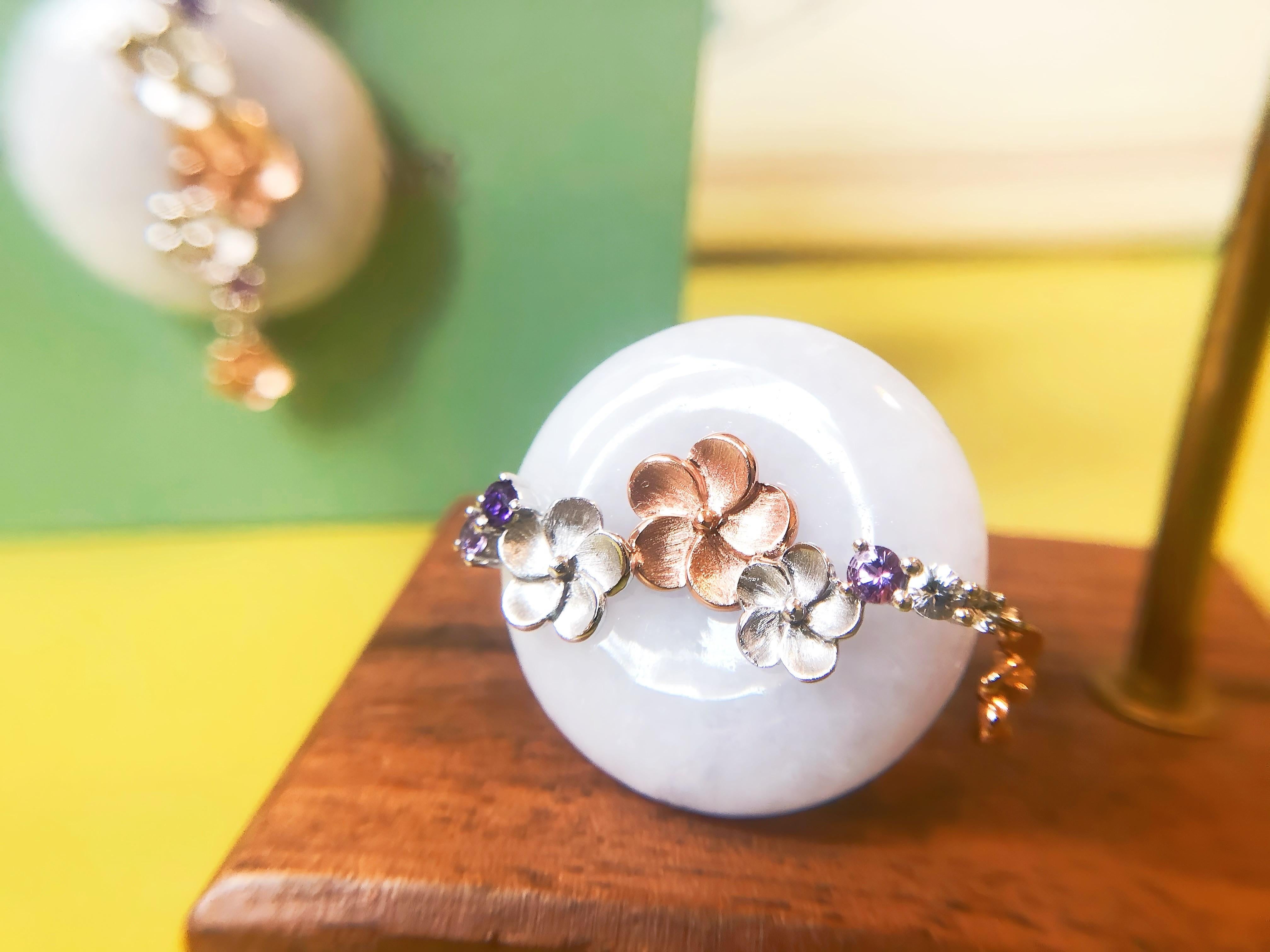 Natural Myanmar Lavender Tint White Donut Jade Floral Ring in 14K Bicolor Gold In New Condition For Sale In Kowloon, HK