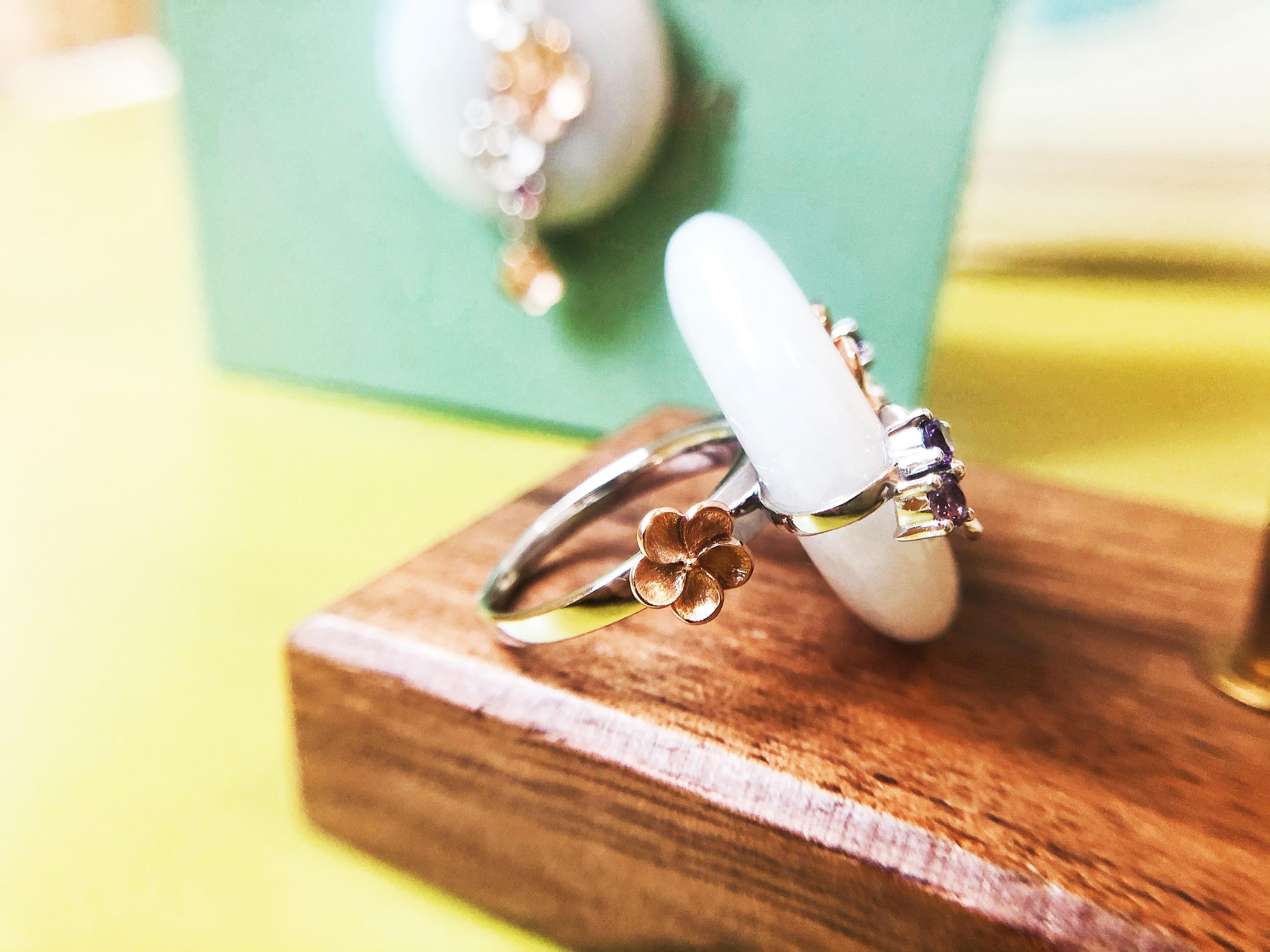 Natural Myanmar Lavender Tint White Donut Jade Floral Ring in 14K Bicolor Gold For Sale 1