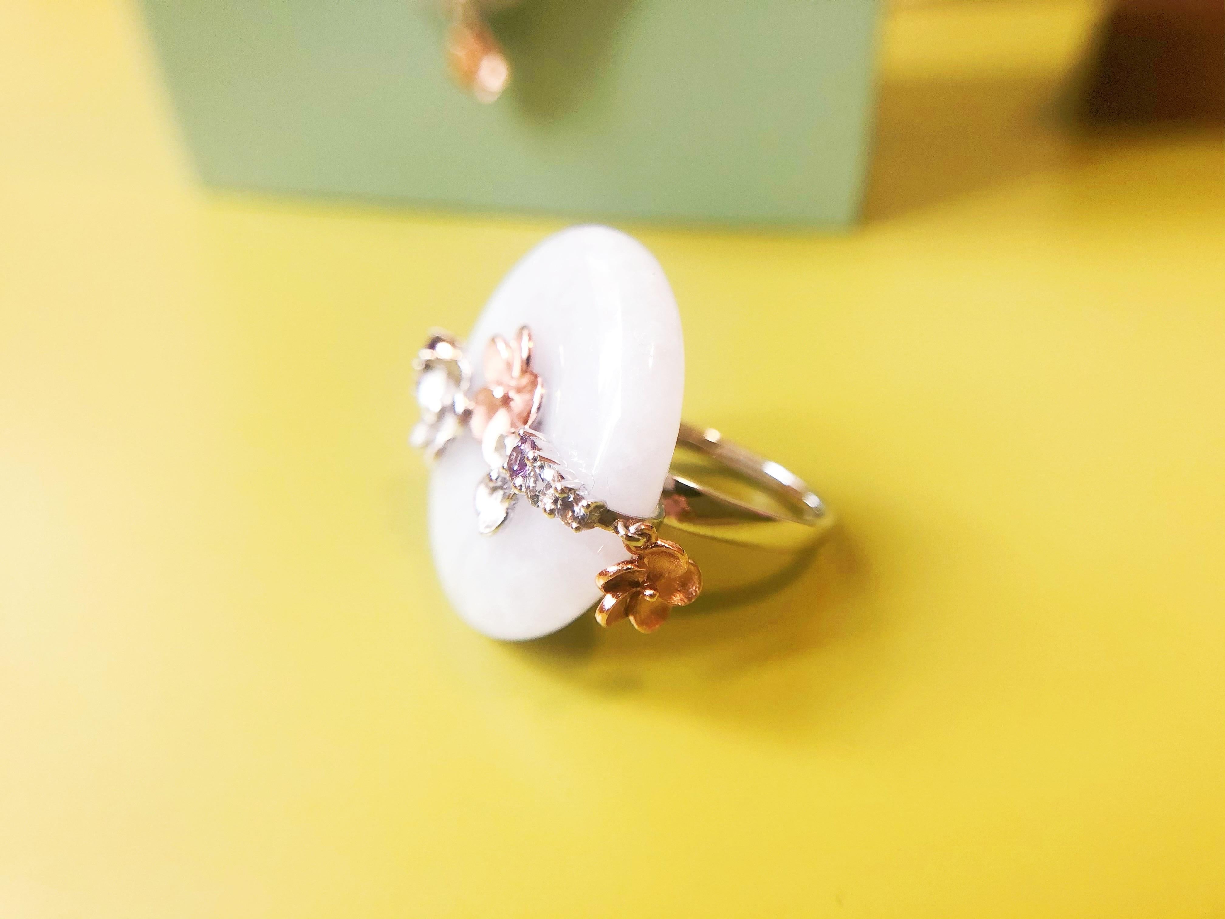 Natural Myanmar Lavender Tint White Donut Jade Floral Ring in 14K Bicolor Gold For Sale 3