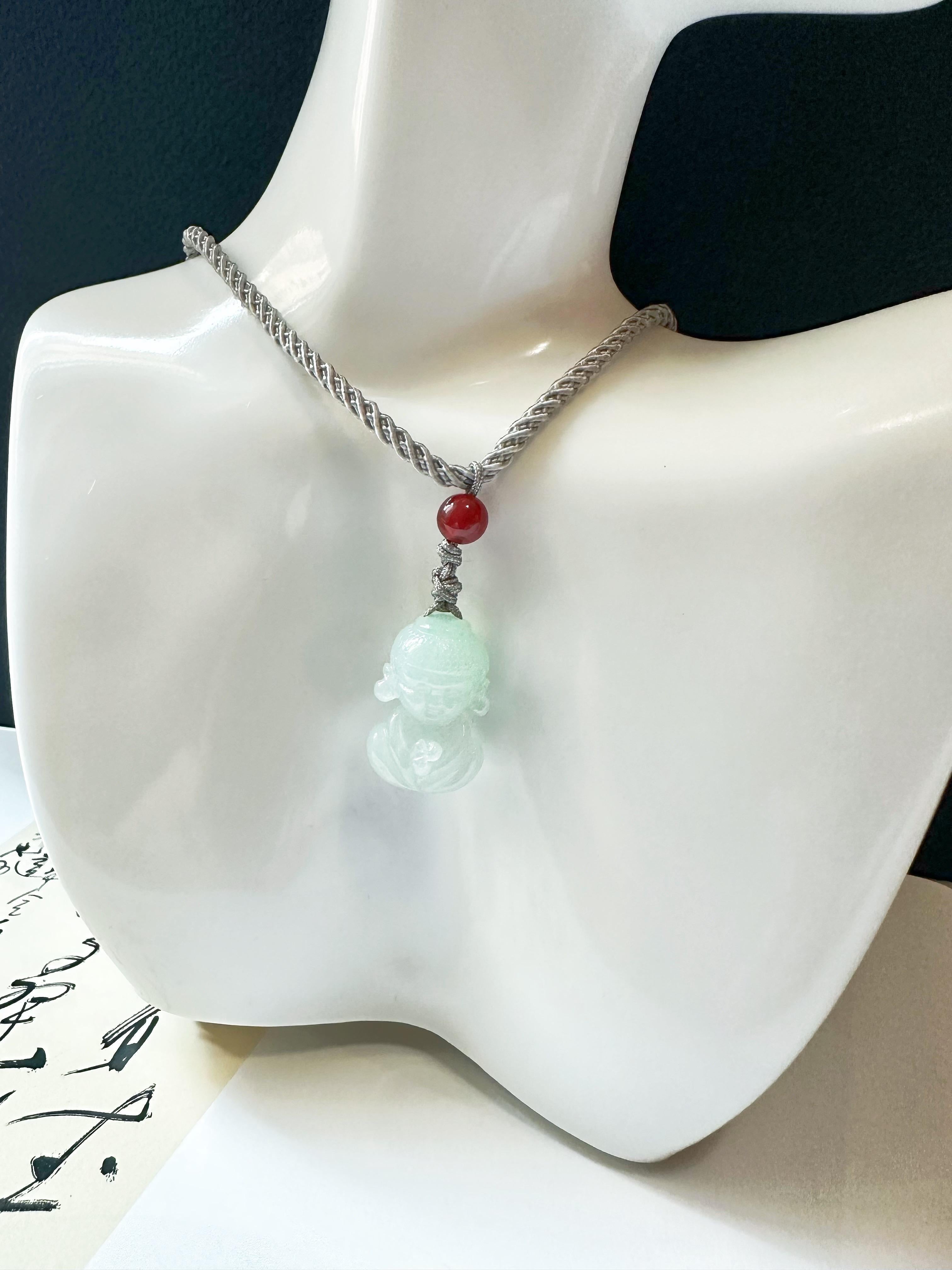 Natürlicher Myanmar Mini-Buddha-Anhänger aus blassgrüner Jade, Buddha Jadeit, Buddha Jadeit (Kunsthandwerker*in) im Angebot
