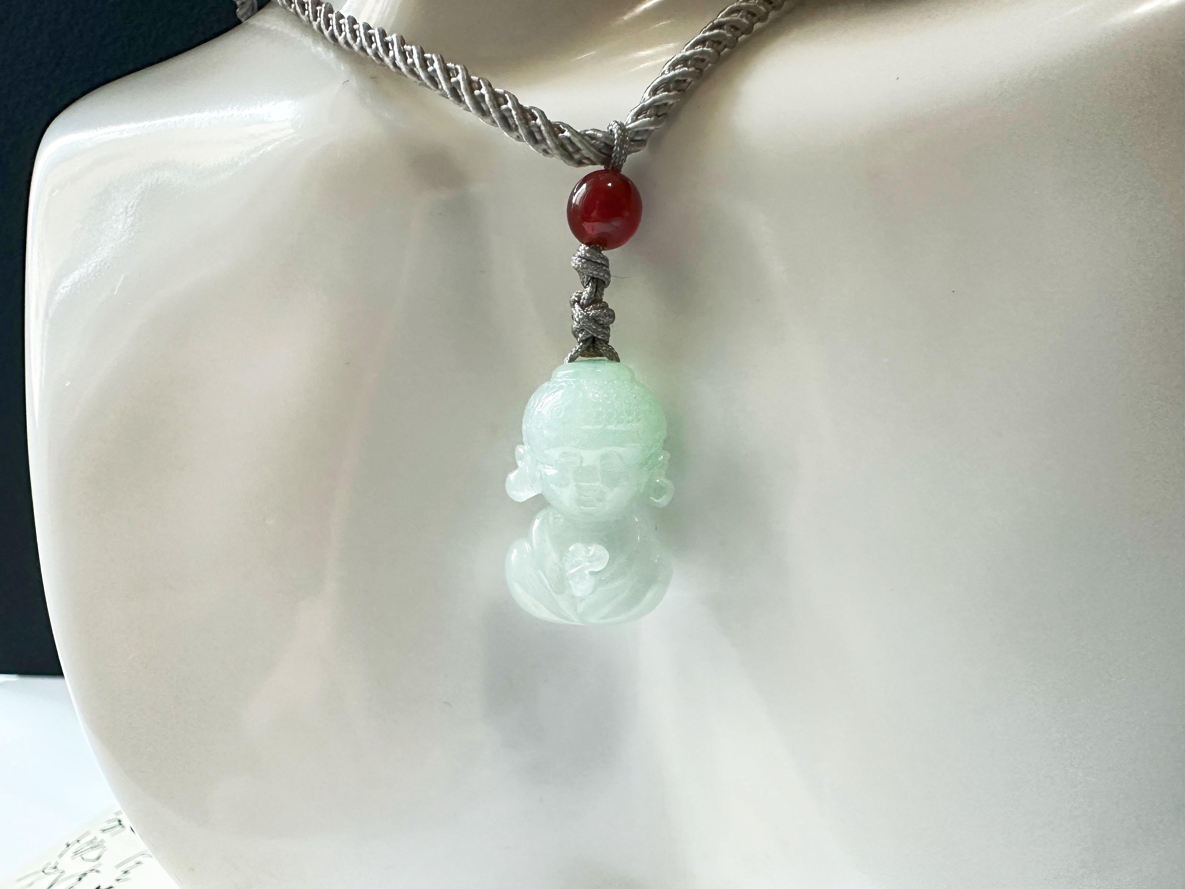 Natürlicher Myanmar Mini-Buddha-Anhänger aus blassgrüner Jade, Buddha Jadeit, Buddha Jadeit (Gemischter Schliff) im Angebot