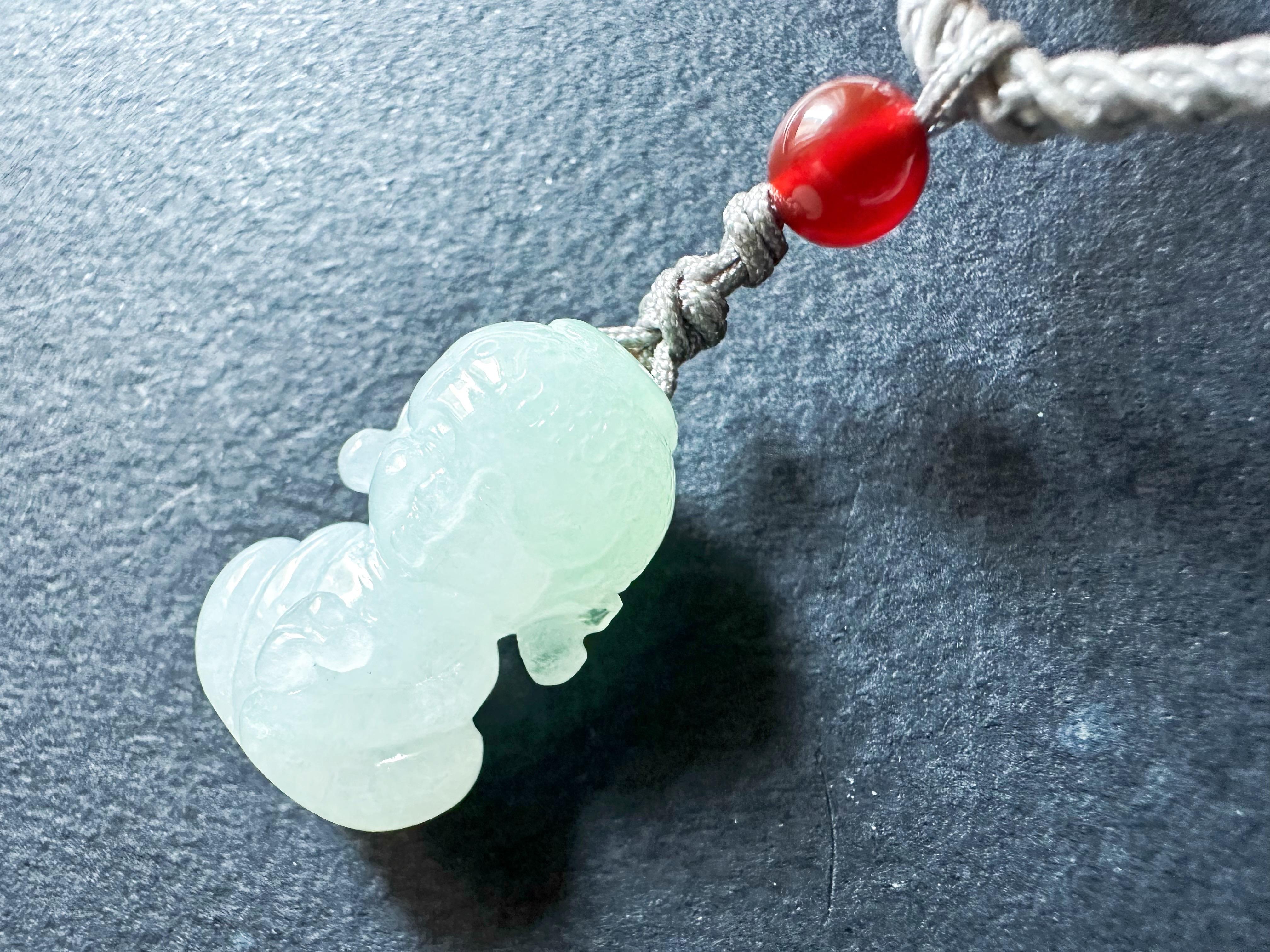 Natürlicher Myanmar Mini-Buddha-Anhänger aus blassgrüner Jade, Buddha Jadeit, Buddha Jadeit im Angebot 1