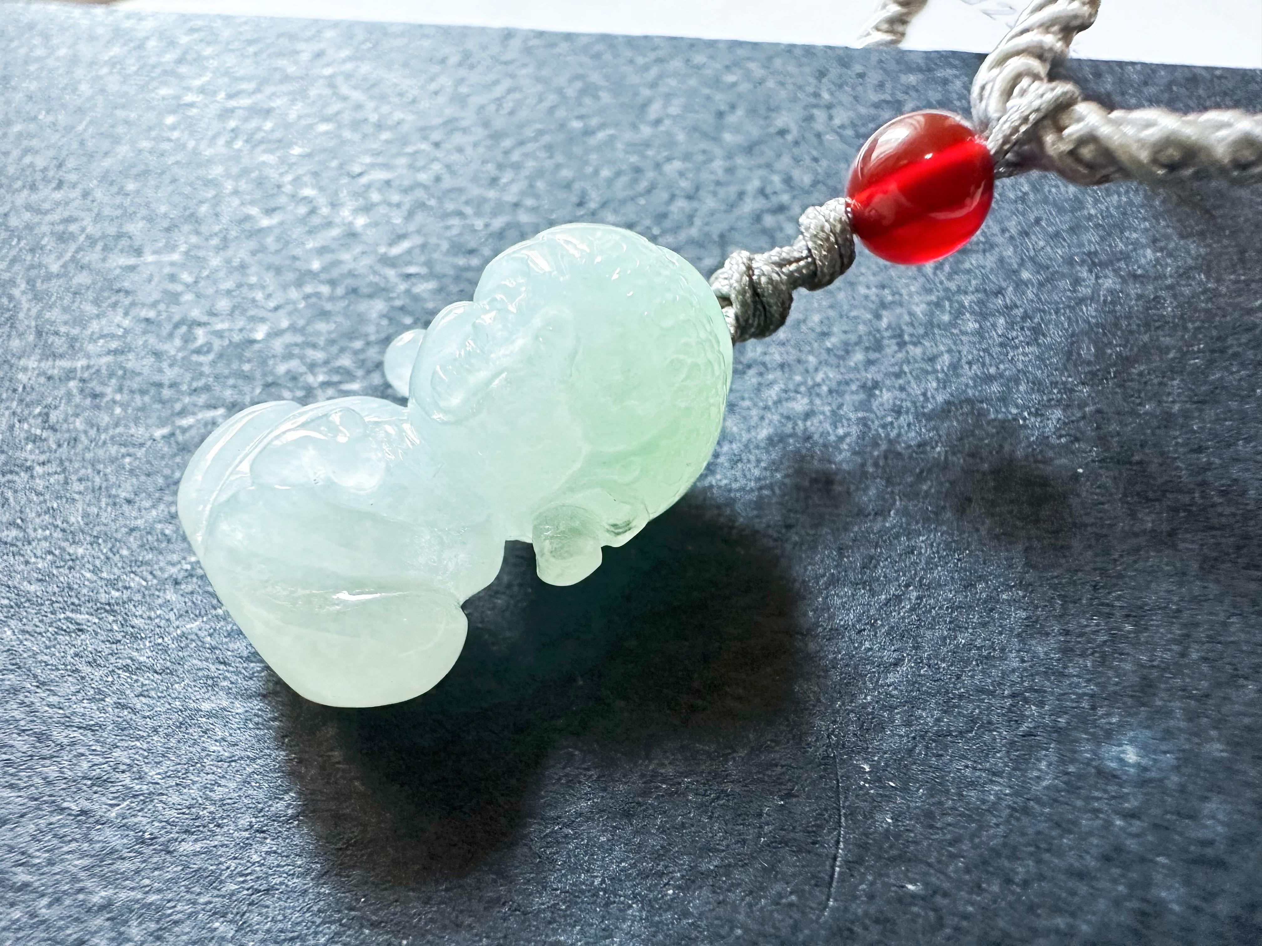 Natürlicher Myanmar Mini-Buddha-Anhänger aus blassgrüner Jade, Buddha Jadeit, Buddha Jadeit im Angebot 2