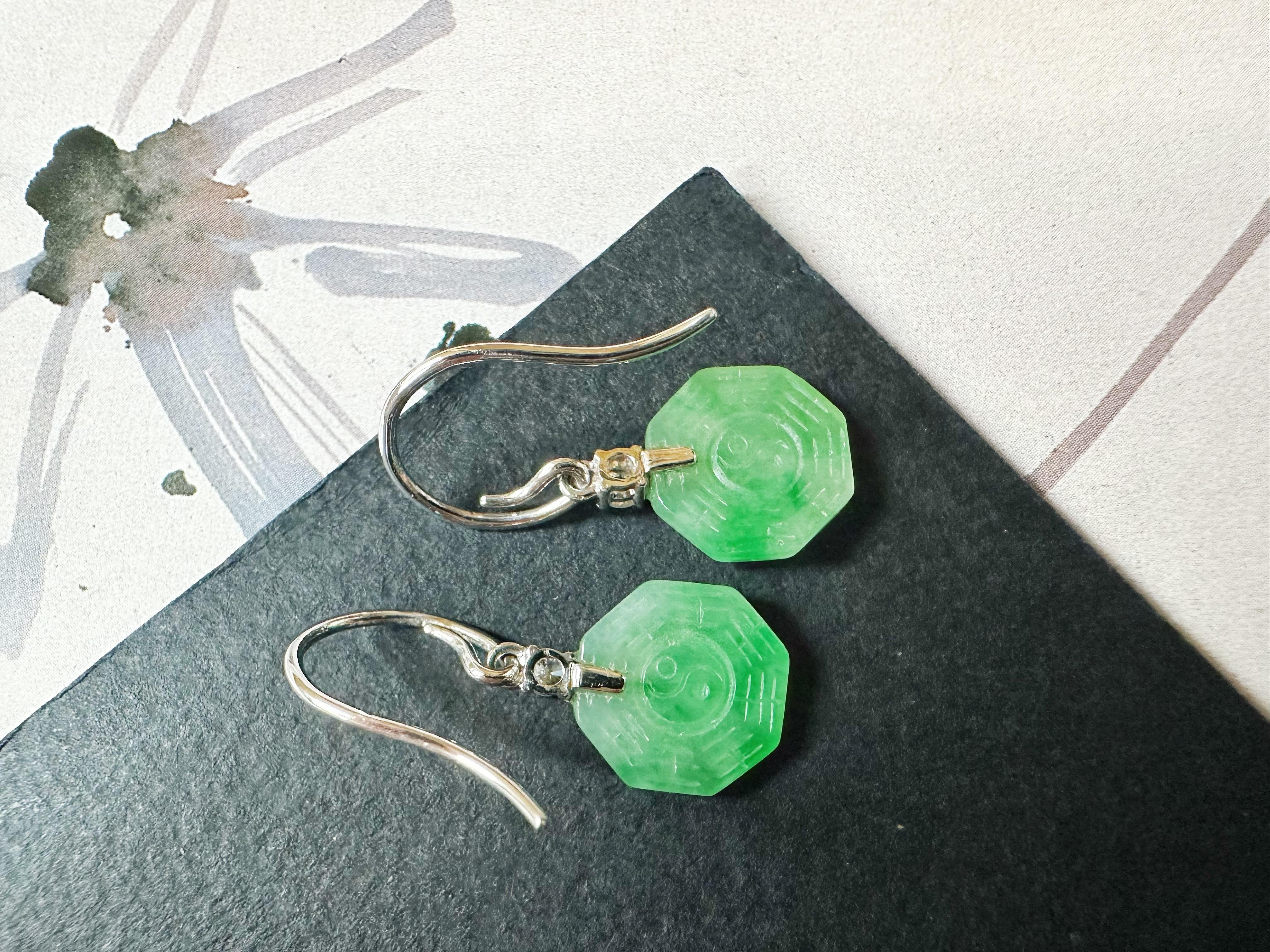 Orecchini pendenti di giada verde neve con muschio naturale del Myanmar in oro 18K e diamanti in vendita 4