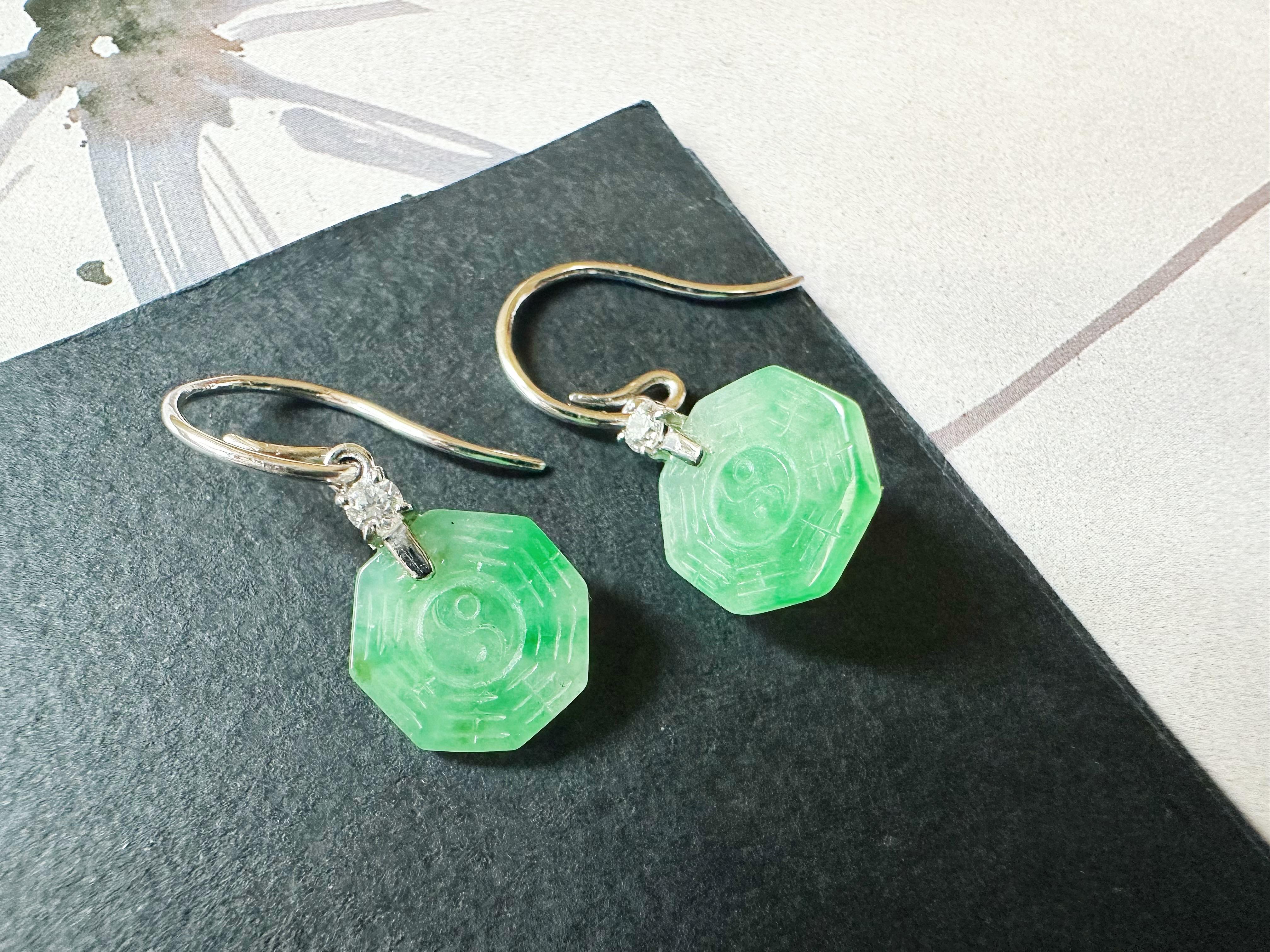Orecchini pendenti di giada verde neve con muschio naturale del Myanmar in oro 18K e diamanti in vendita 5