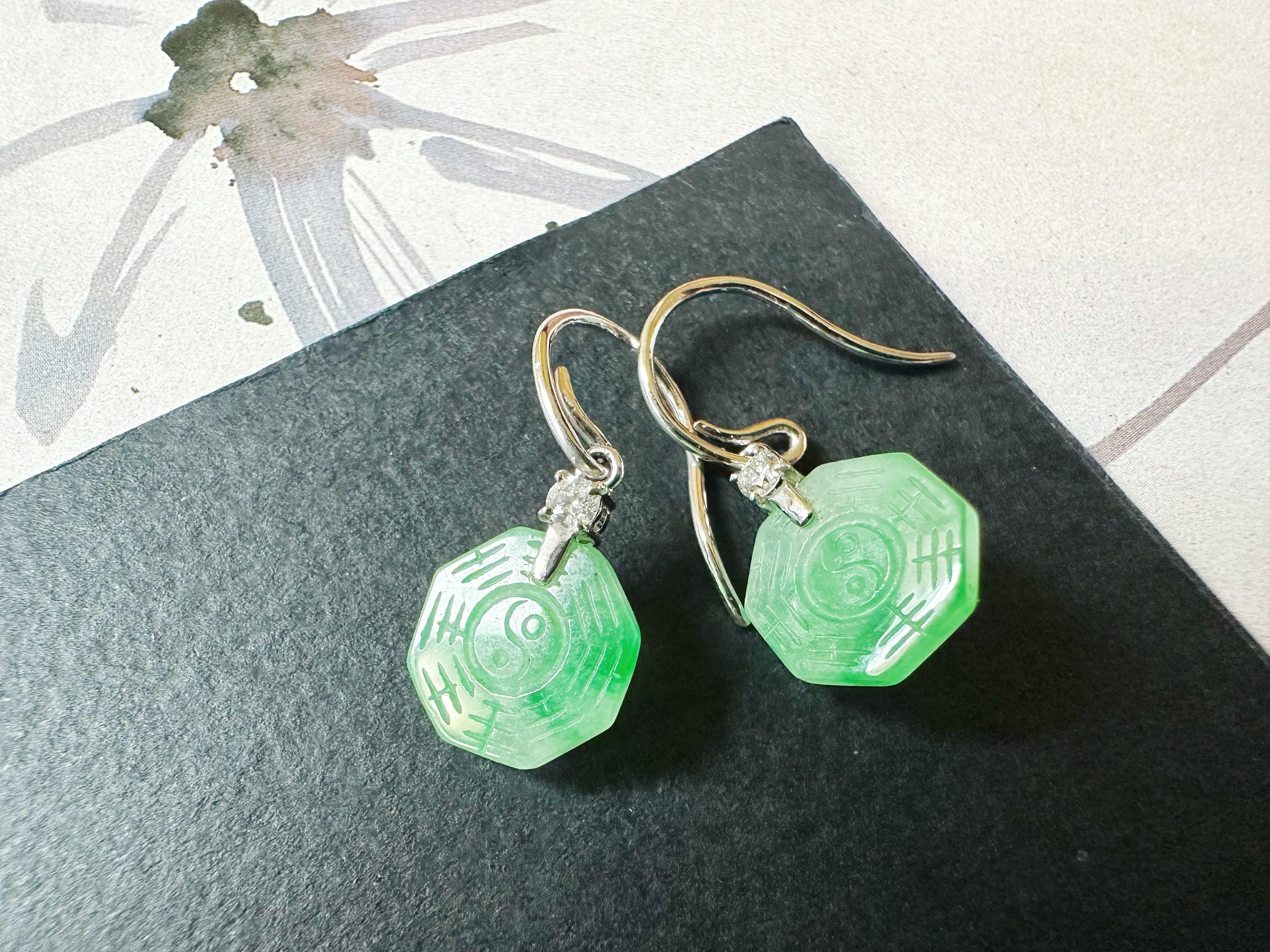 Orecchini pendenti di giada verde neve con muschio naturale del Myanmar in oro 18K e diamanti in vendita 6