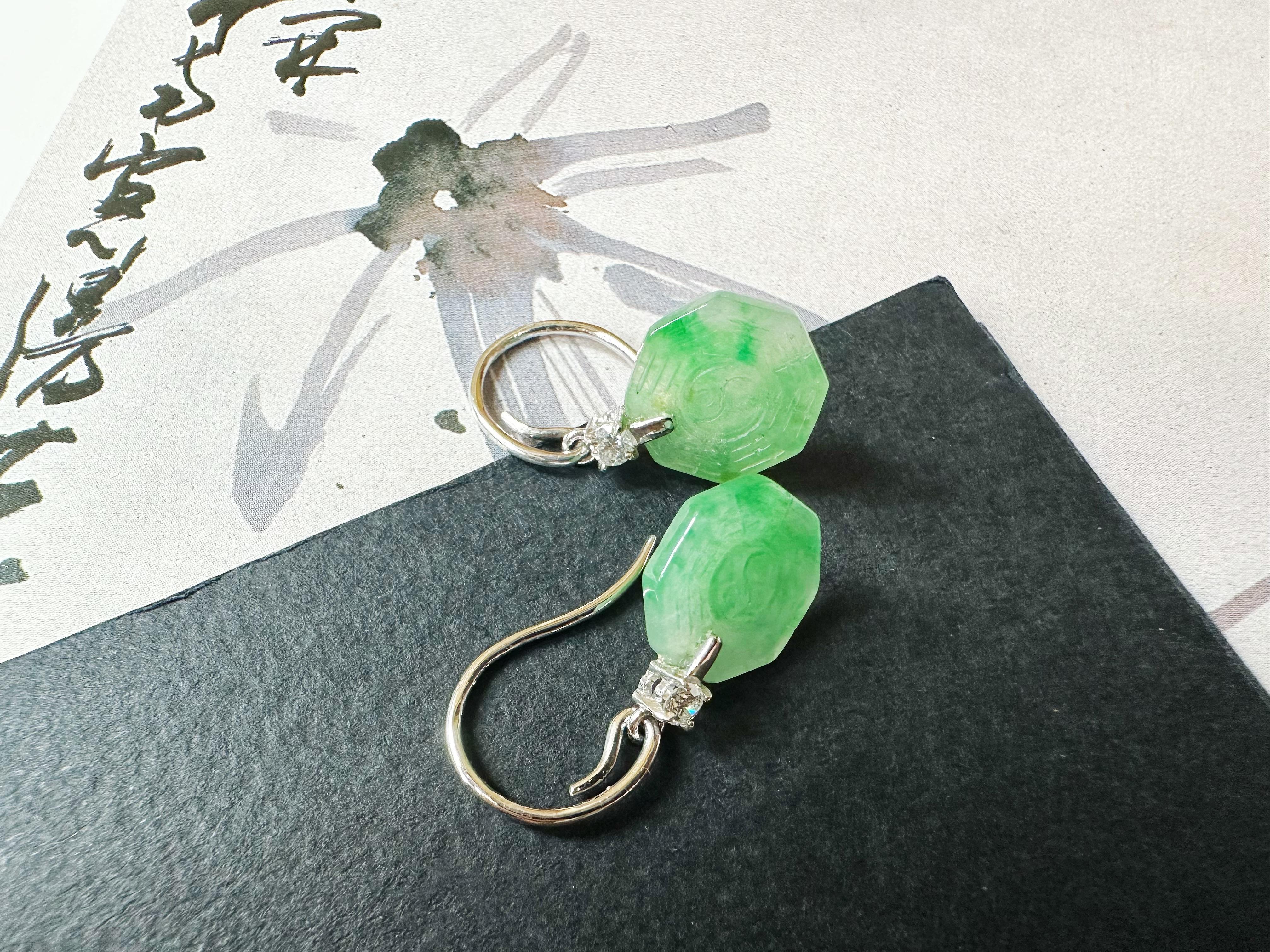 Orecchini pendenti di giada verde neve con muschio naturale del Myanmar in oro 18K e diamanti in vendita 7