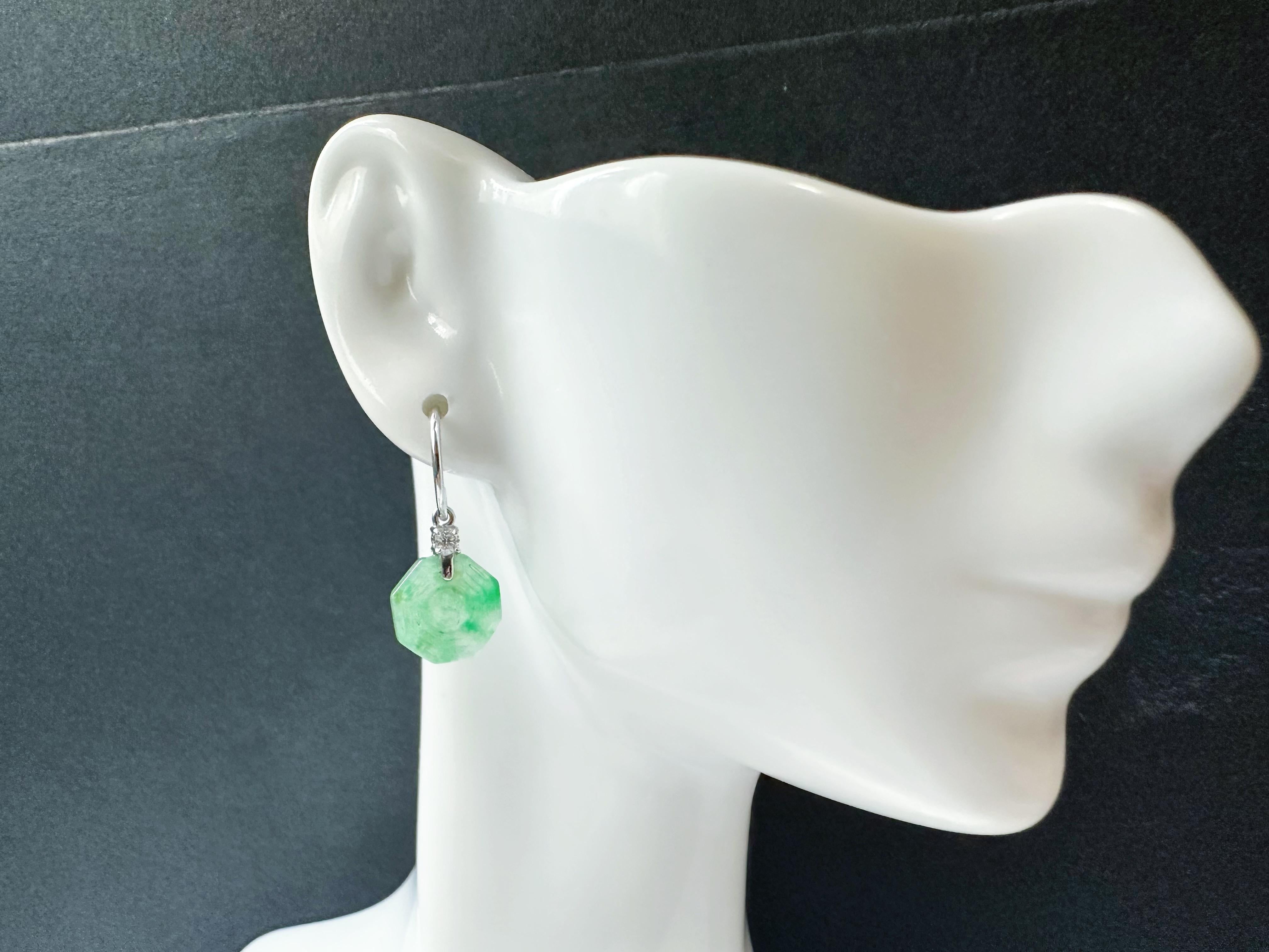 Orecchini pendenti di giada verde neve con muschio naturale del Myanmar in oro 18K e diamanti in vendita 8