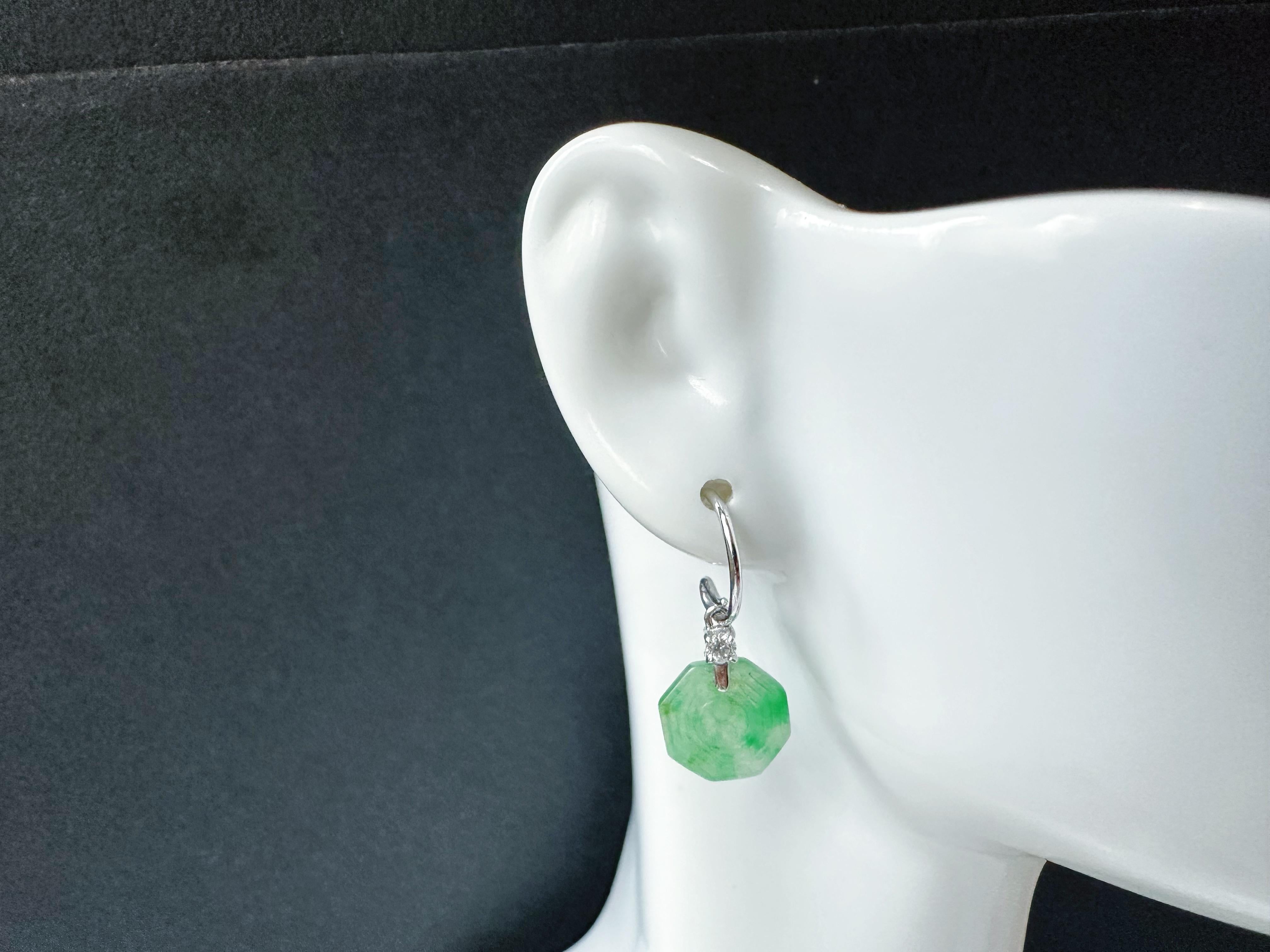 Orecchini pendenti di giada verde neve con muschio naturale del Myanmar in oro 18K e diamanti in vendita 9