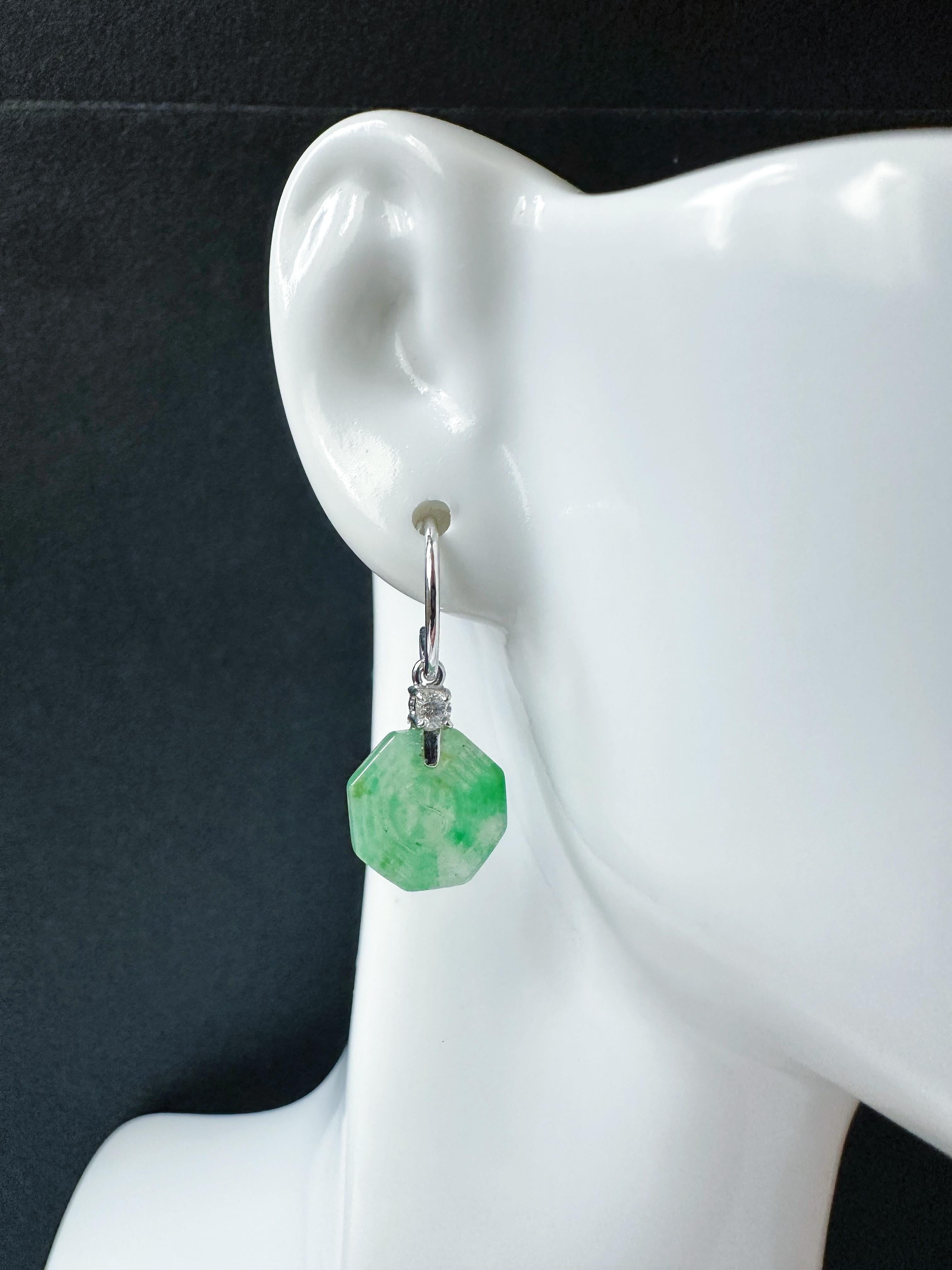 Orecchini pendenti di giada verde neve con muschio naturale del Myanmar in oro 18K e diamanti in vendita 10