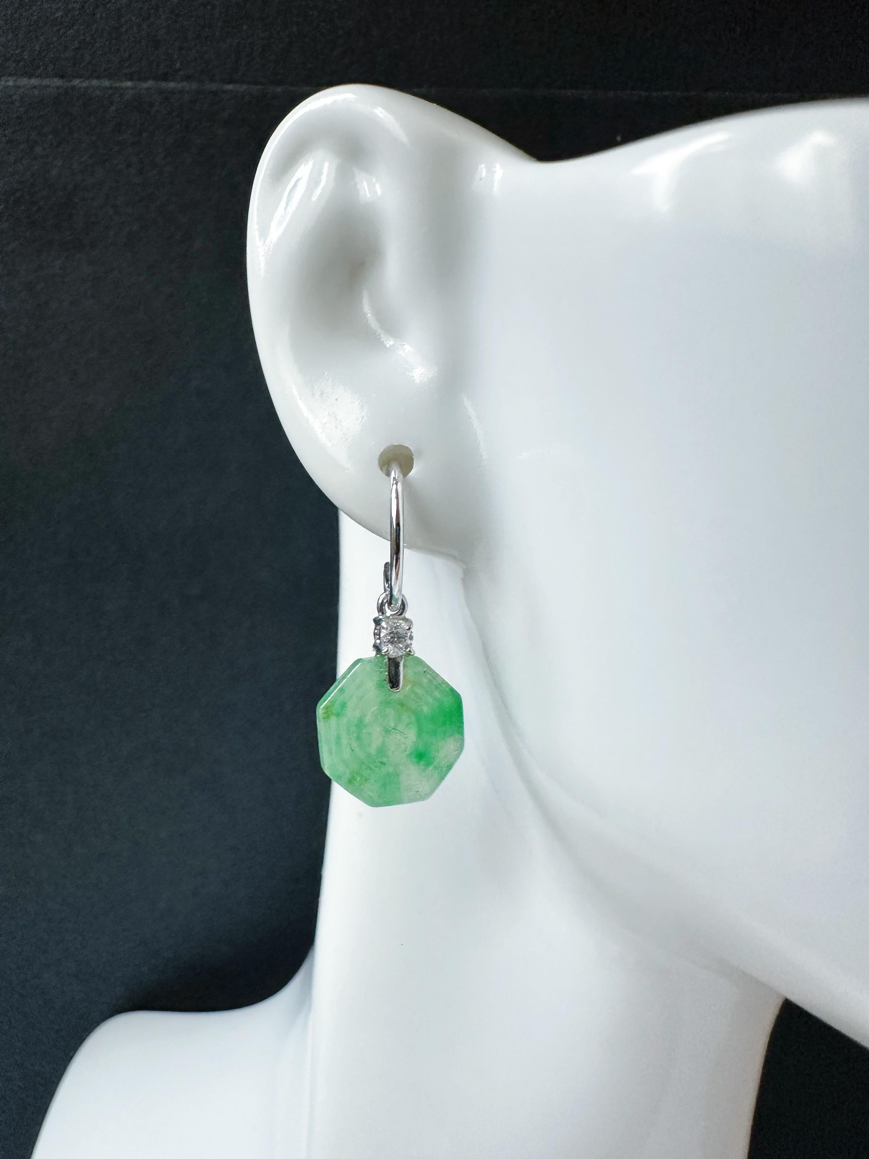 Orecchini pendenti di giada verde neve con muschio naturale del Myanmar in oro 18K e diamanti in vendita 11