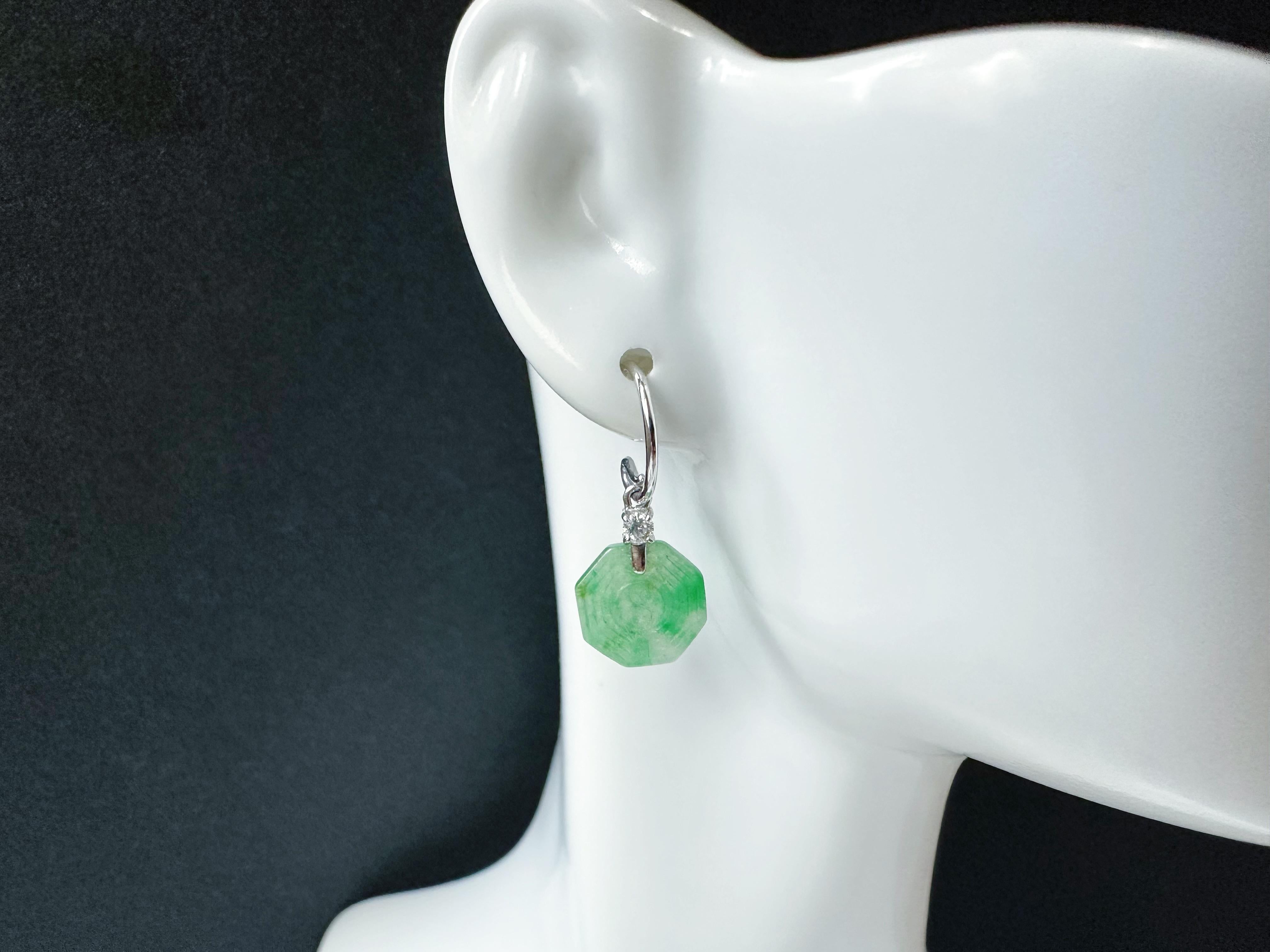 Orecchini pendenti di giada verde neve con muschio naturale del Myanmar in oro 18K e diamanti in vendita 12