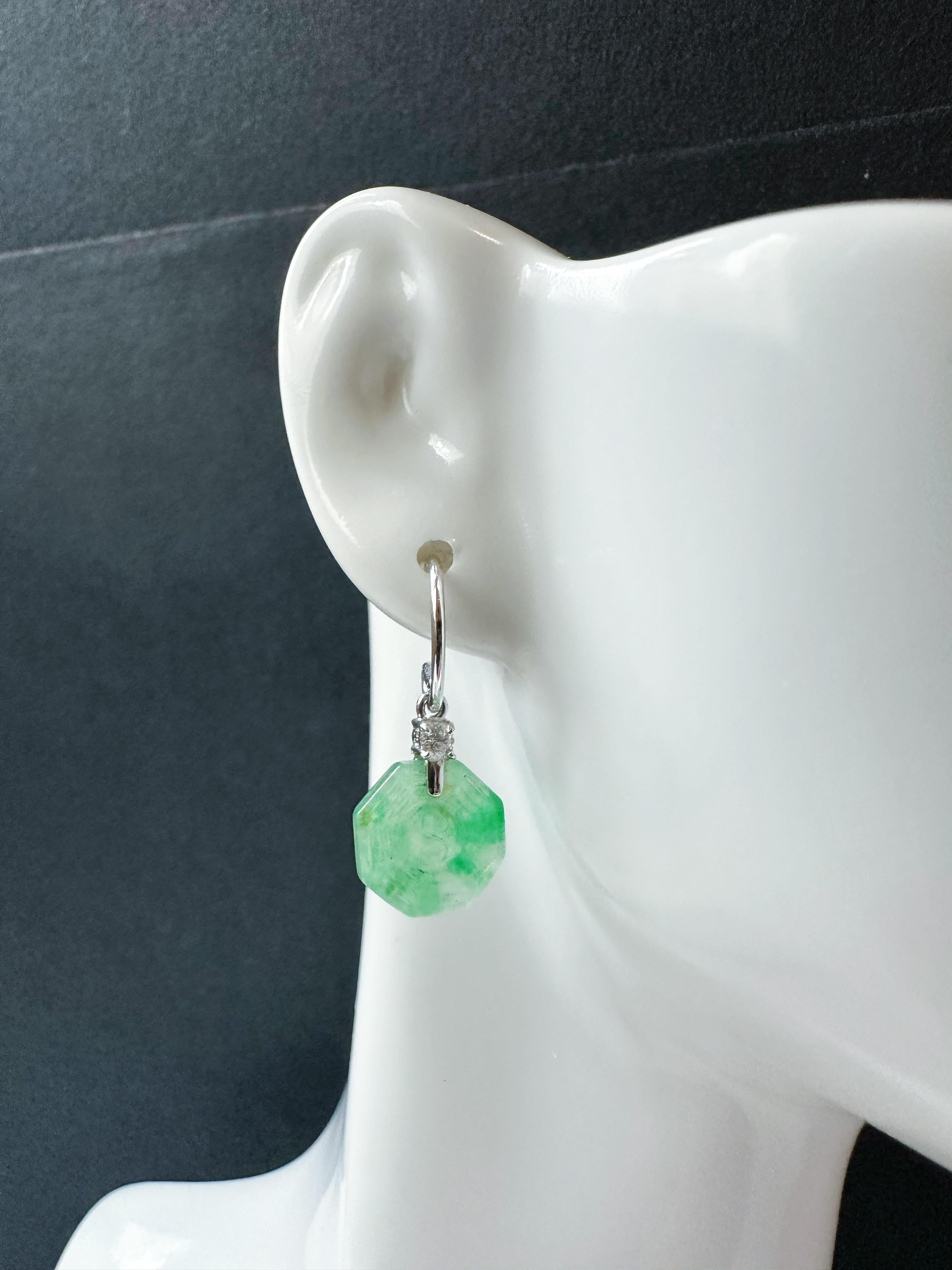 Orecchini pendenti di giada verde neve con muschio naturale del Myanmar in oro 18K e diamanti in vendita 13