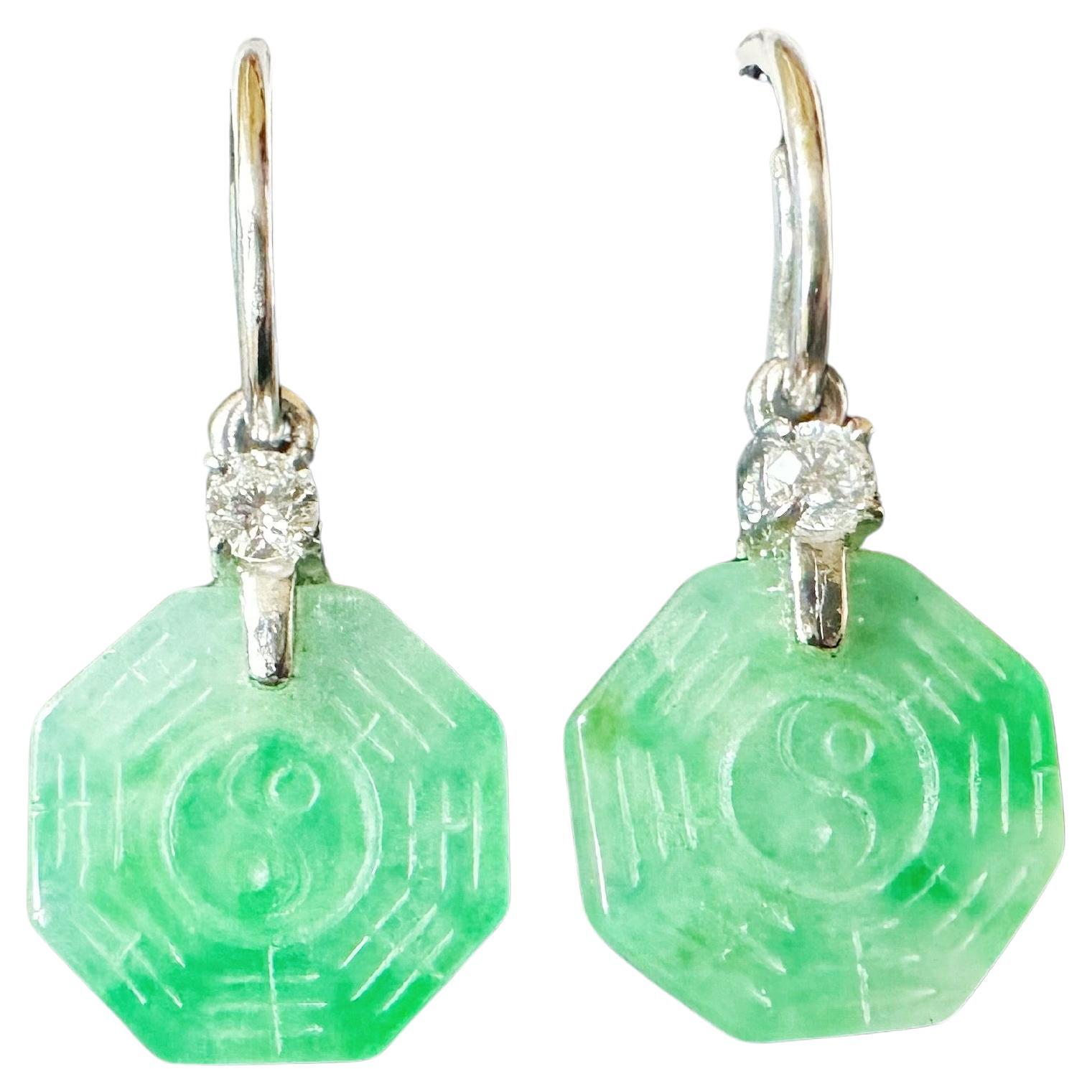 Artigiano Orecchini pendenti di giada verde neve con muschio naturale del Myanmar in oro 18K e diamanti in vendita