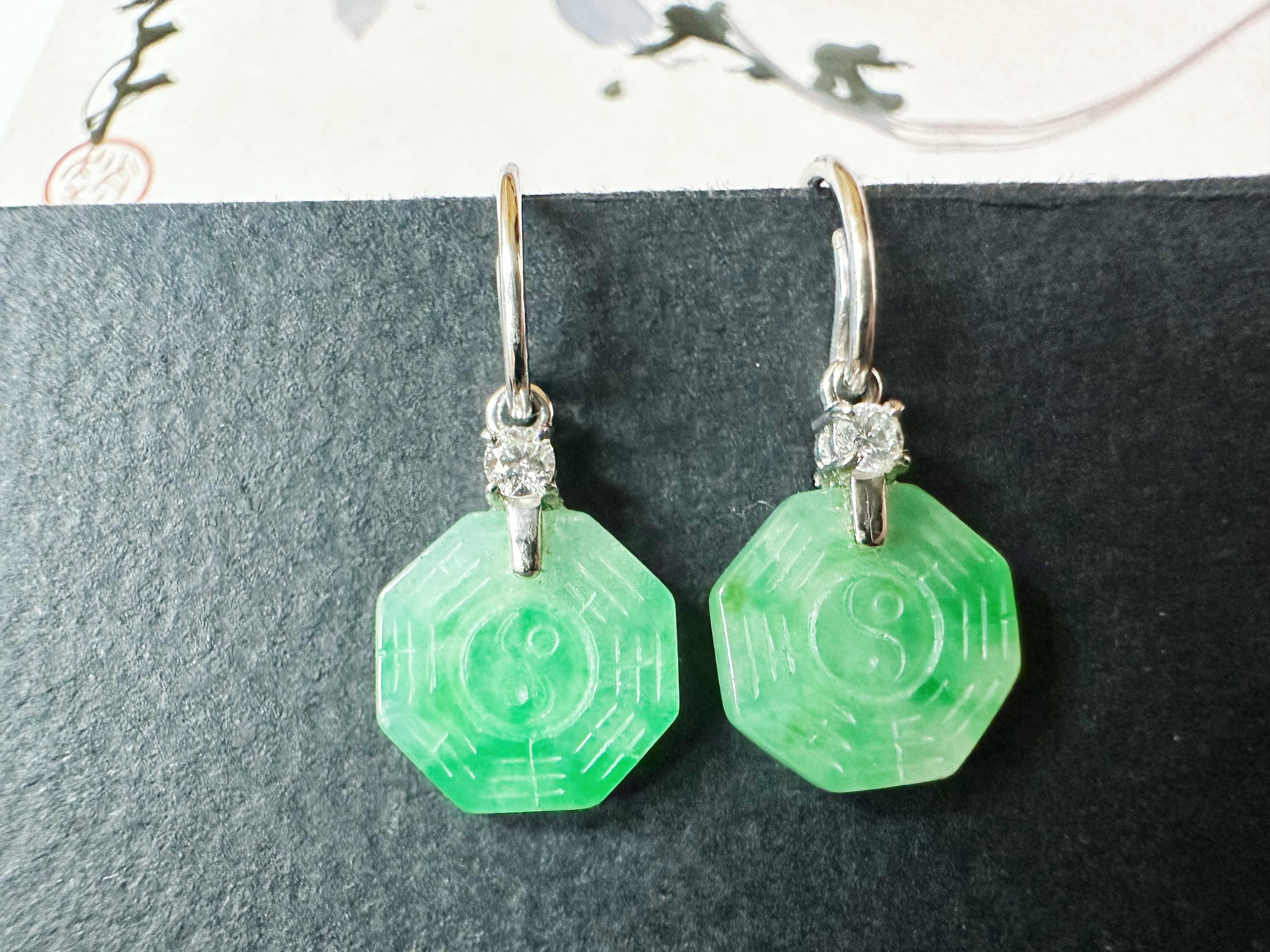 Orecchini pendenti di giada verde neve con muschio naturale del Myanmar in oro 18K e diamanti In condizioni Nuovo in vendita a Kowloon, HK