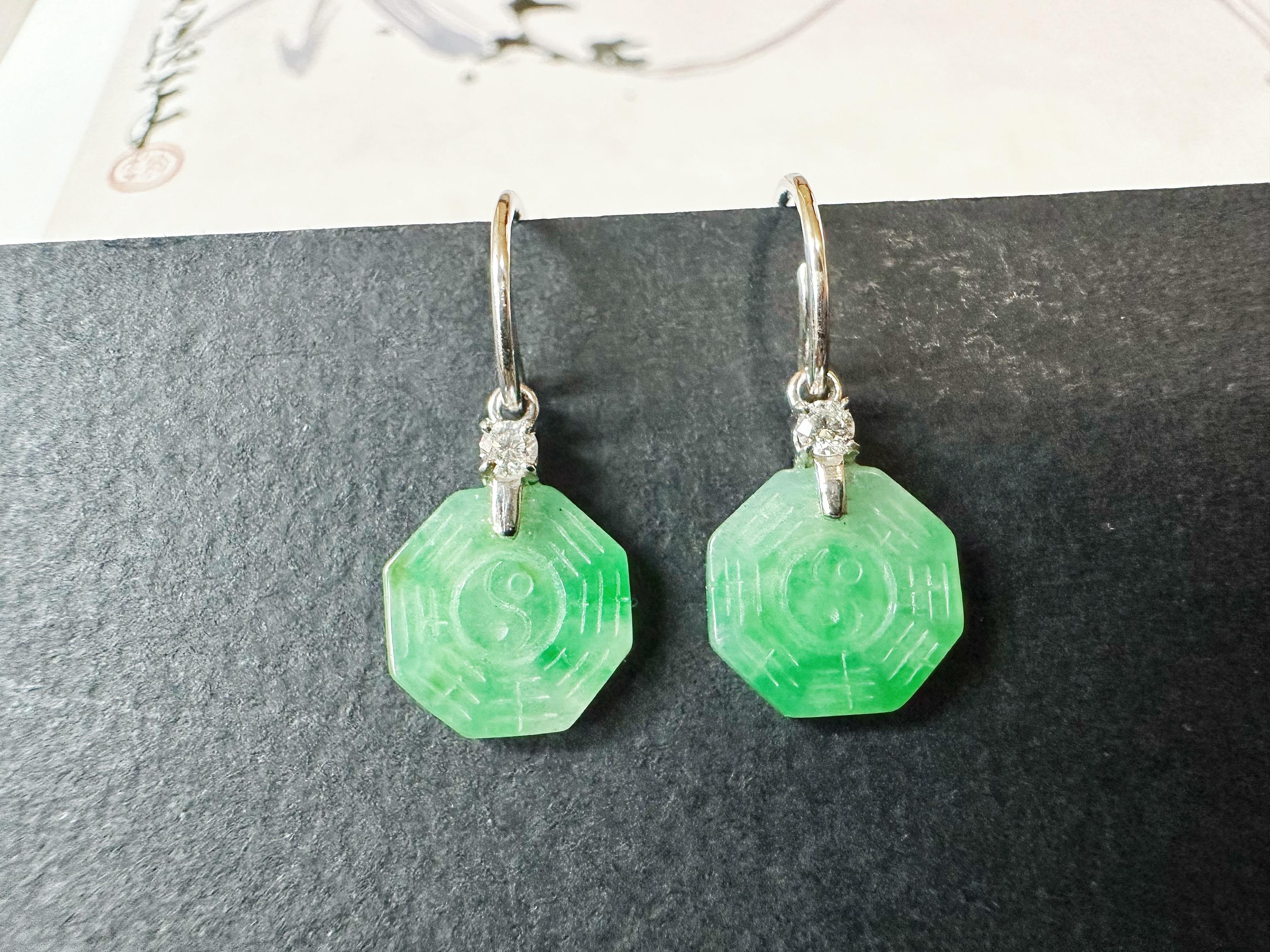 da uomo o donna Orecchini pendenti di giada verde neve con muschio naturale del Myanmar in oro 18K e diamanti in vendita