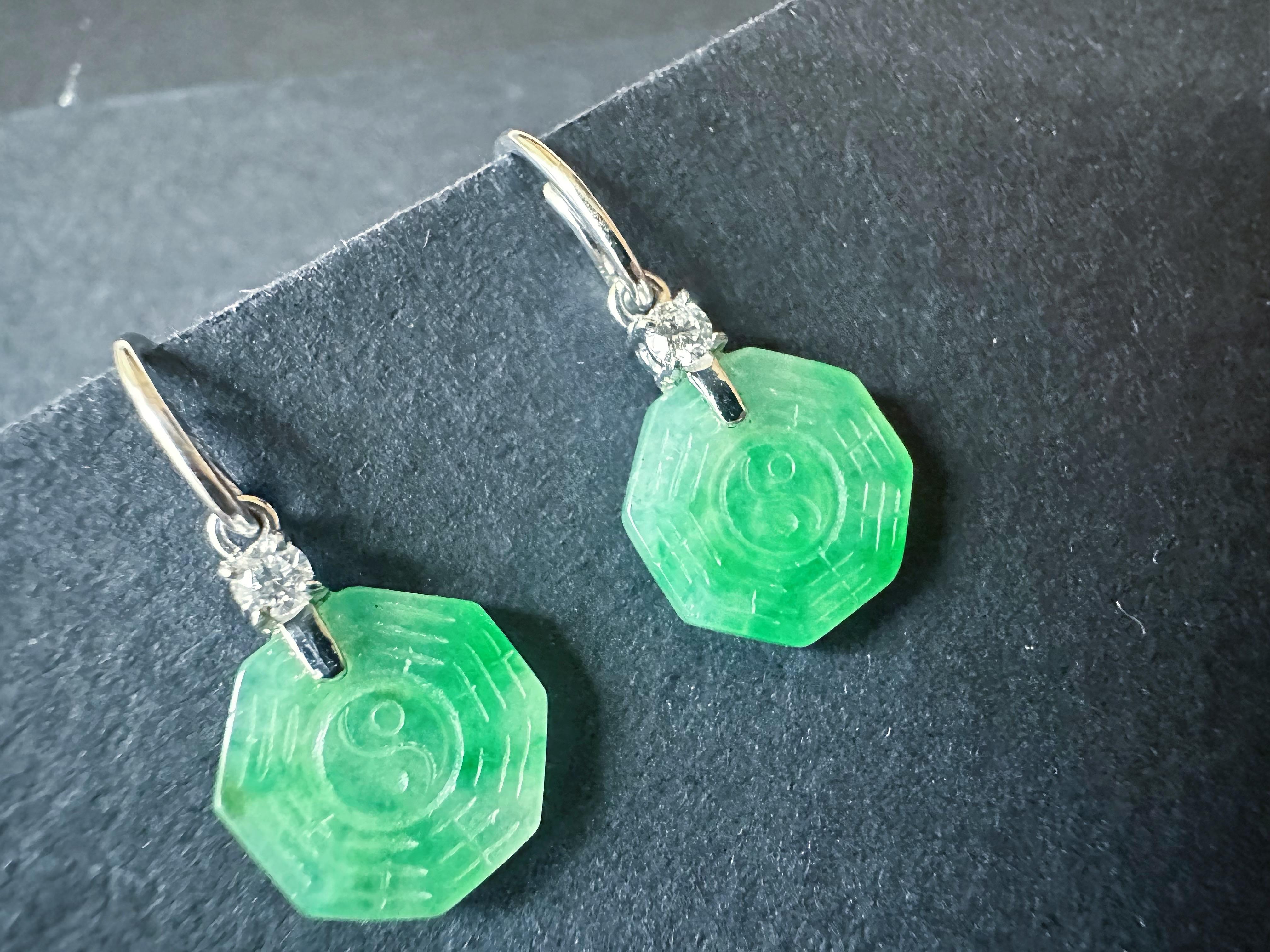Orecchini pendenti di giada verde neve con muschio naturale del Myanmar in oro 18K e diamanti in vendita 1