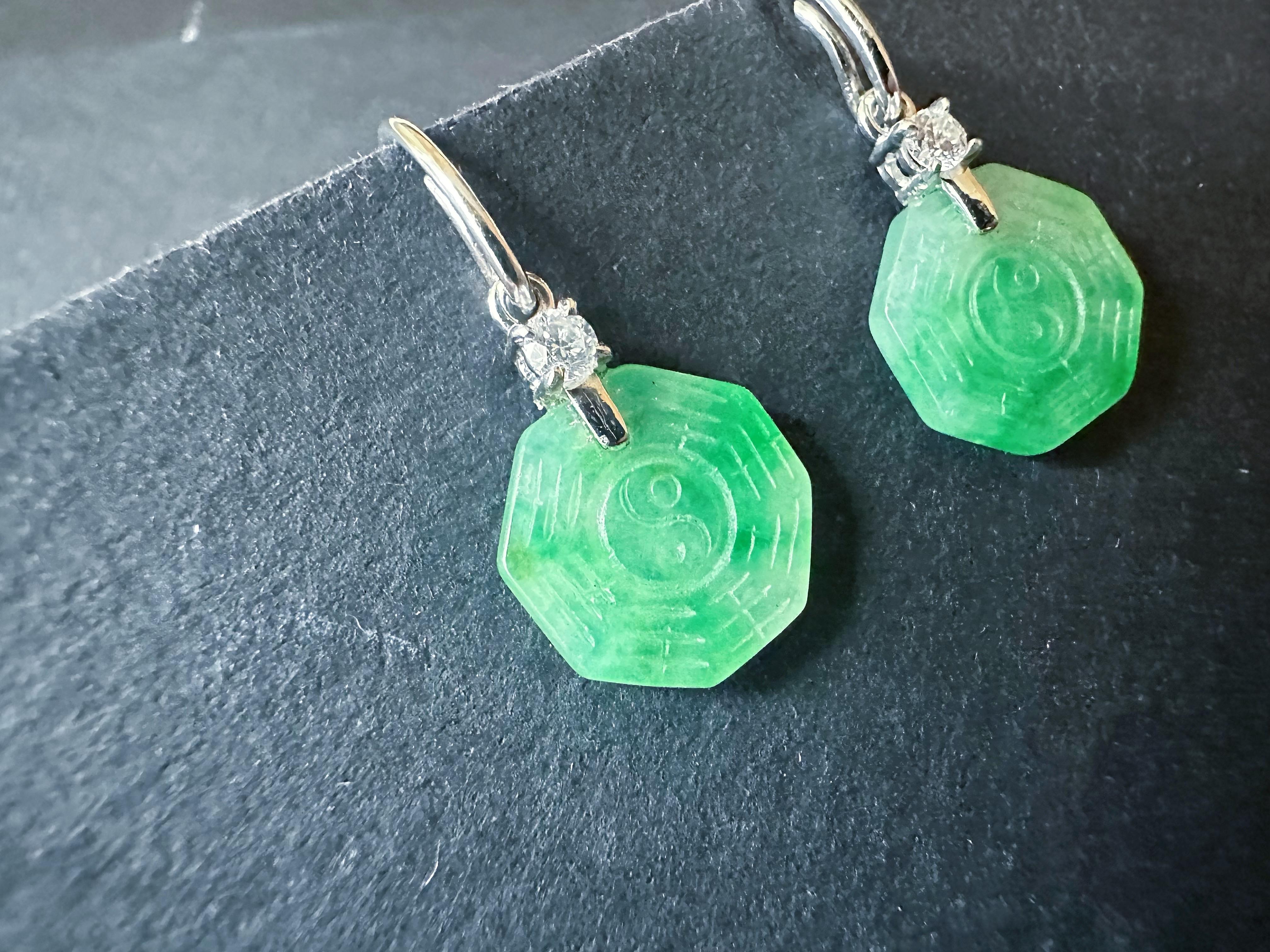 Orecchini pendenti di giada verde neve con muschio naturale del Myanmar in oro 18K e diamanti in vendita 2