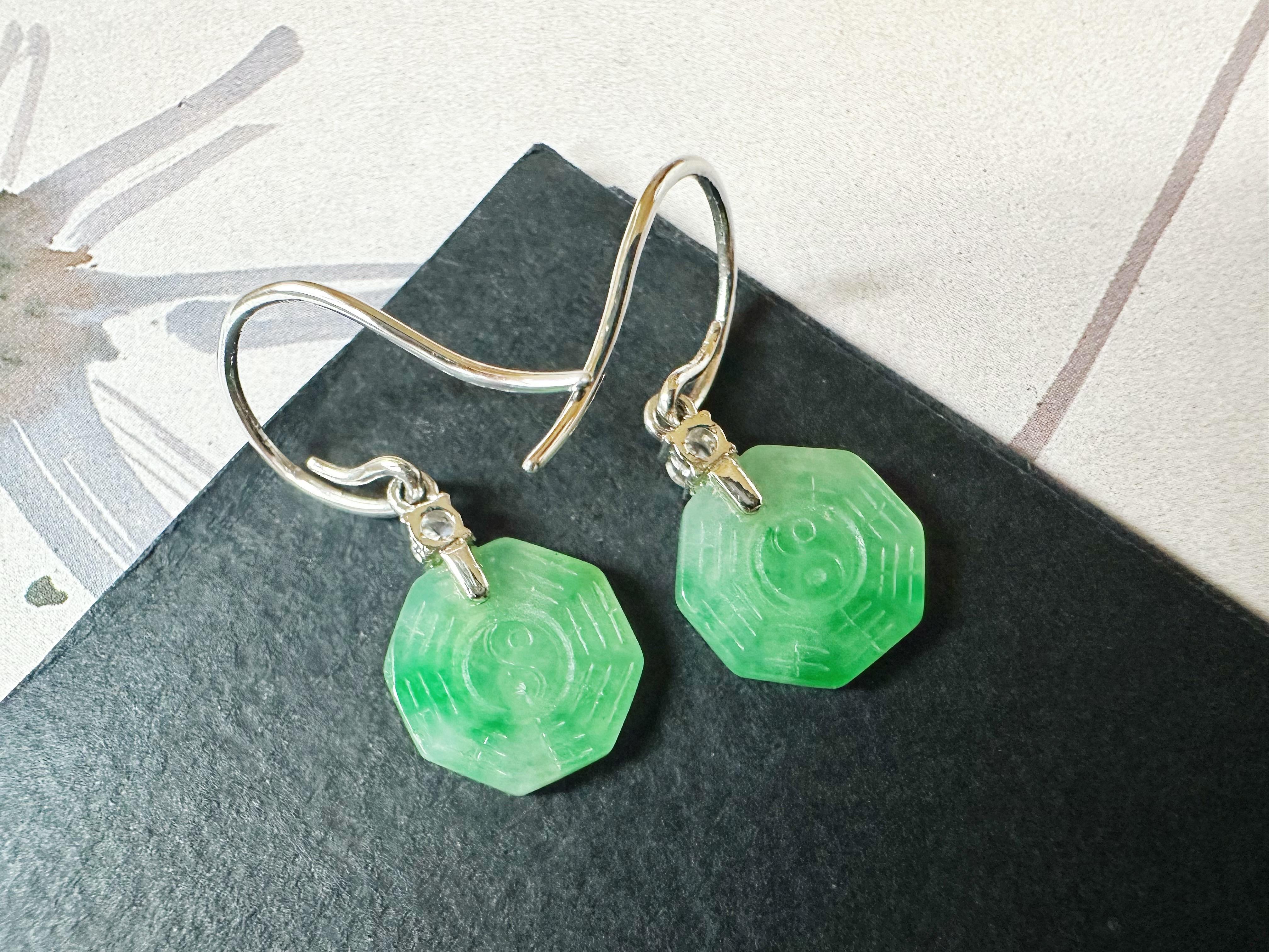 Orecchini pendenti di giada verde neve con muschio naturale del Myanmar in oro 18K e diamanti in vendita 3