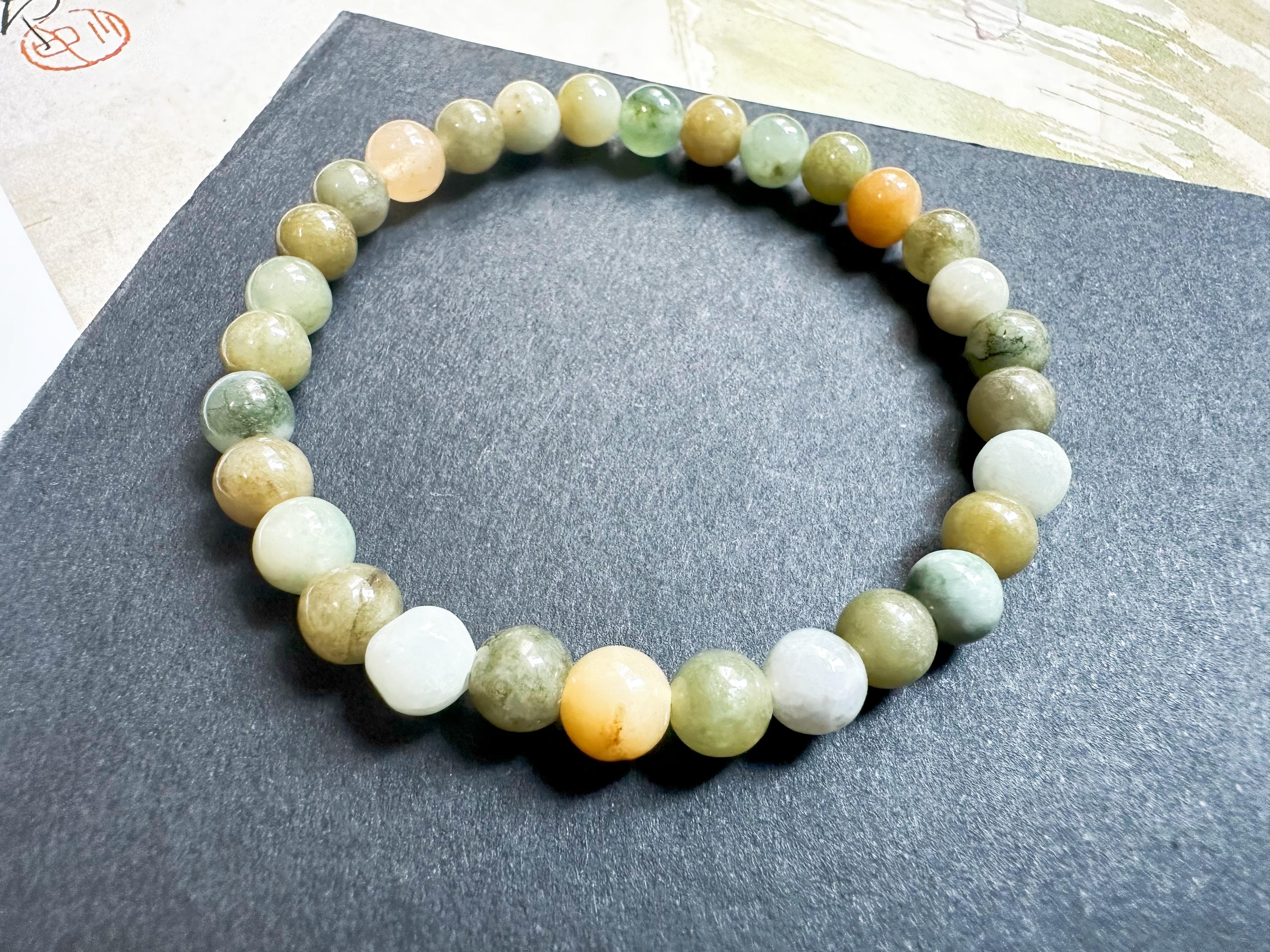 Taglio rotondo Bracciale di perle di giada multicolore Nature Myanmar in vendita