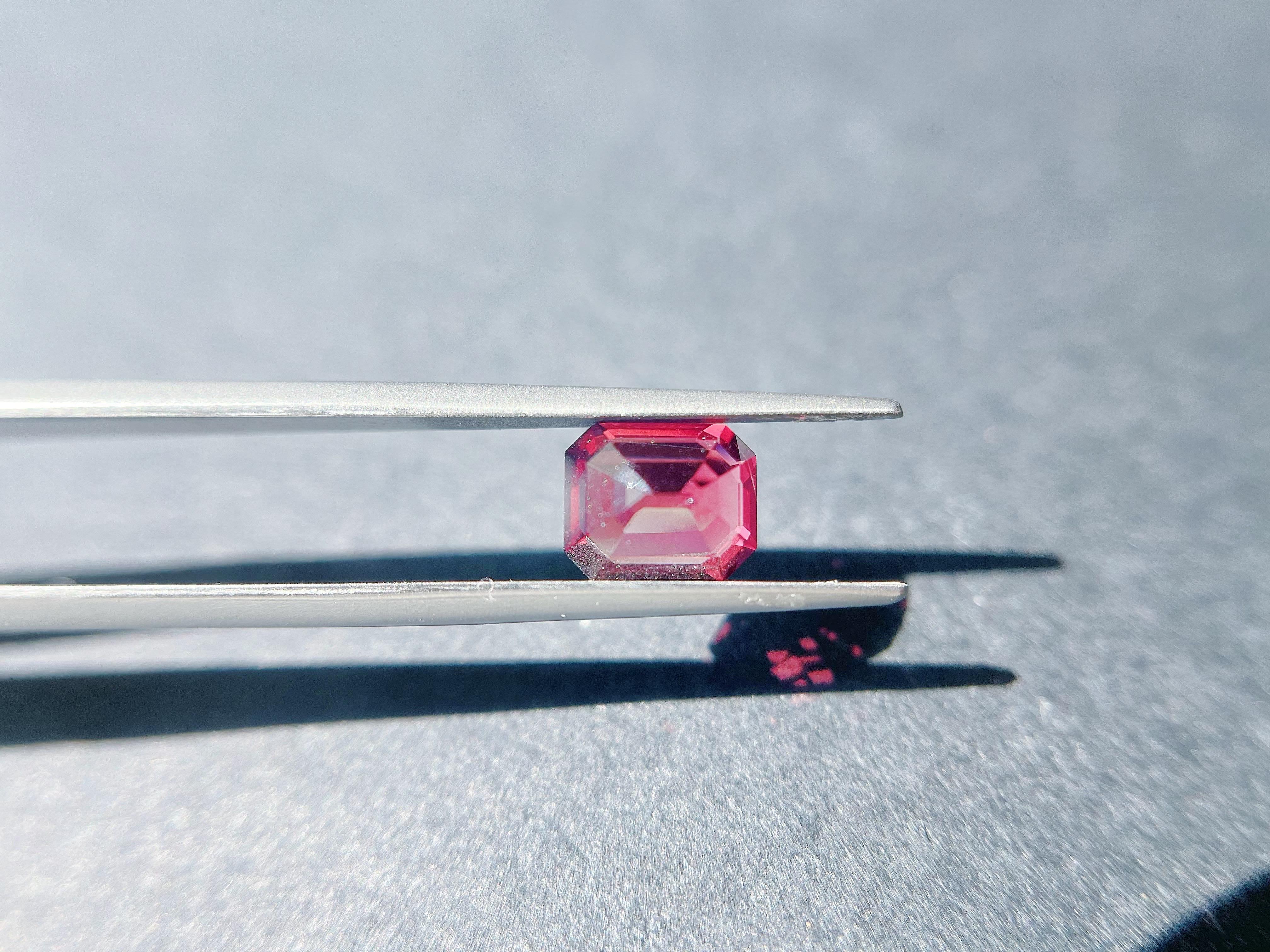 Ottagono Gemma sfusa del Myanmar Nature Pigeon Blood Red Octagon Spinel Loupe Clean - 2,7 in vendita