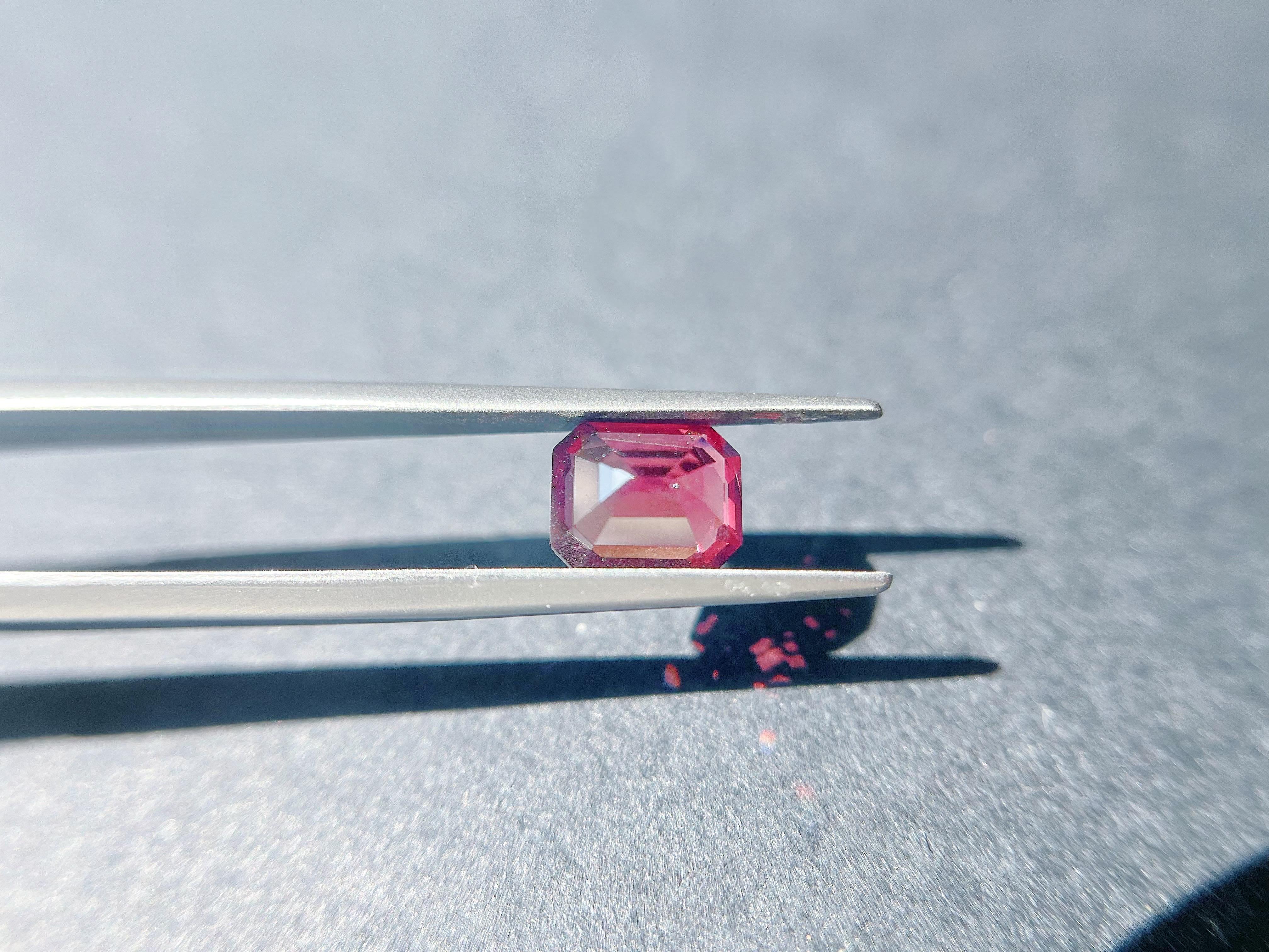 Gemma sfusa del Myanmar Nature Pigeon Blood Red Octagon Spinel Loupe Clean - 2,7 In condizioni Nuovo in vendita a Kowloon, HK
