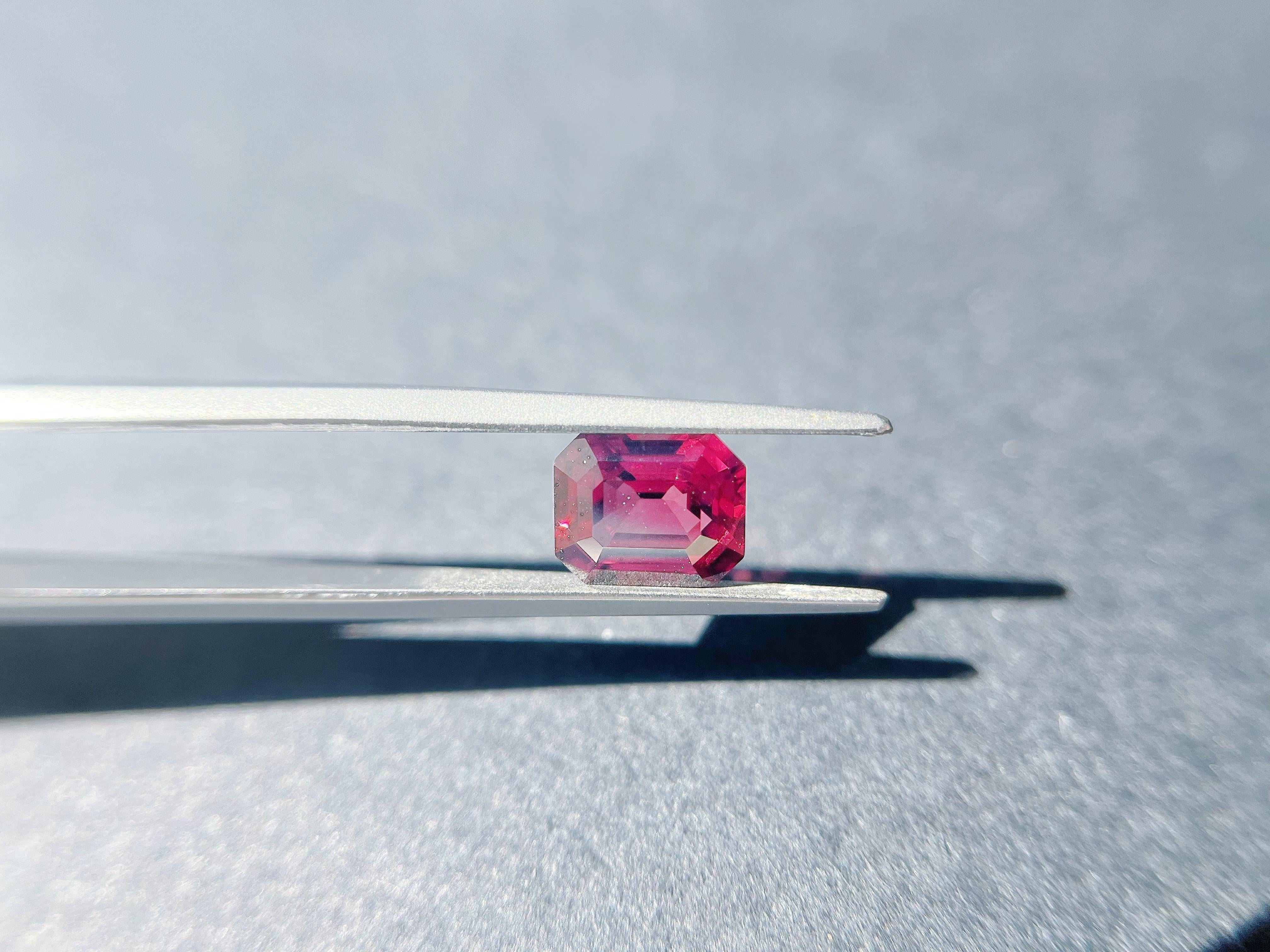 Gemma sfusa del Myanmar Nature Pigeon Blood Red Octagon Spinel Loupe Clean - 2,7 in vendita 3