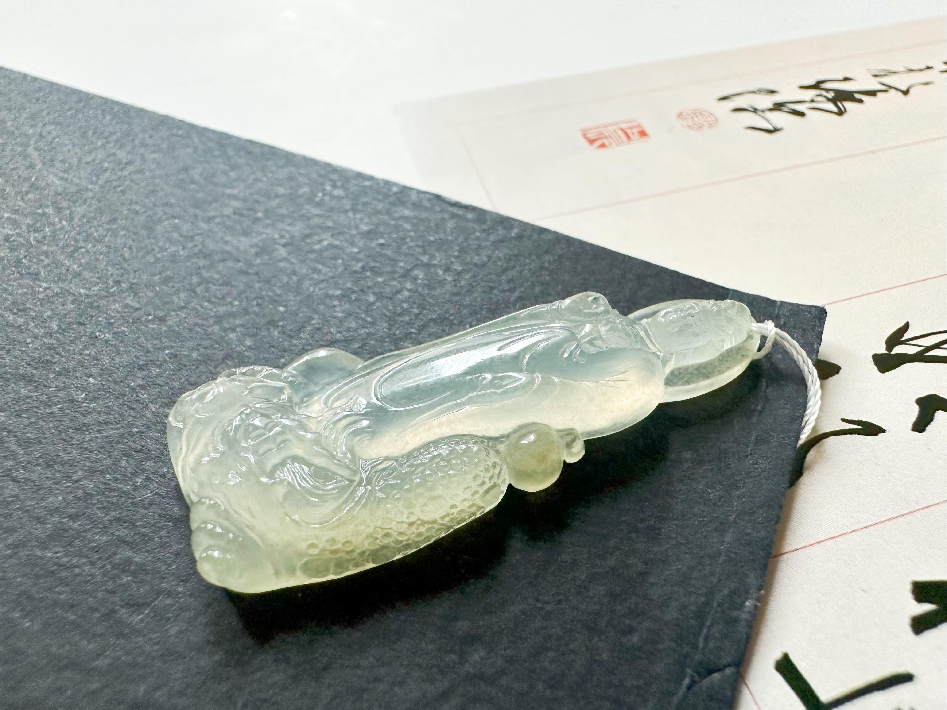 Ciondolo di giada naturale del Myanmar dalla texture ghiacciata, giada traslucida Guan Yin in vendita 4