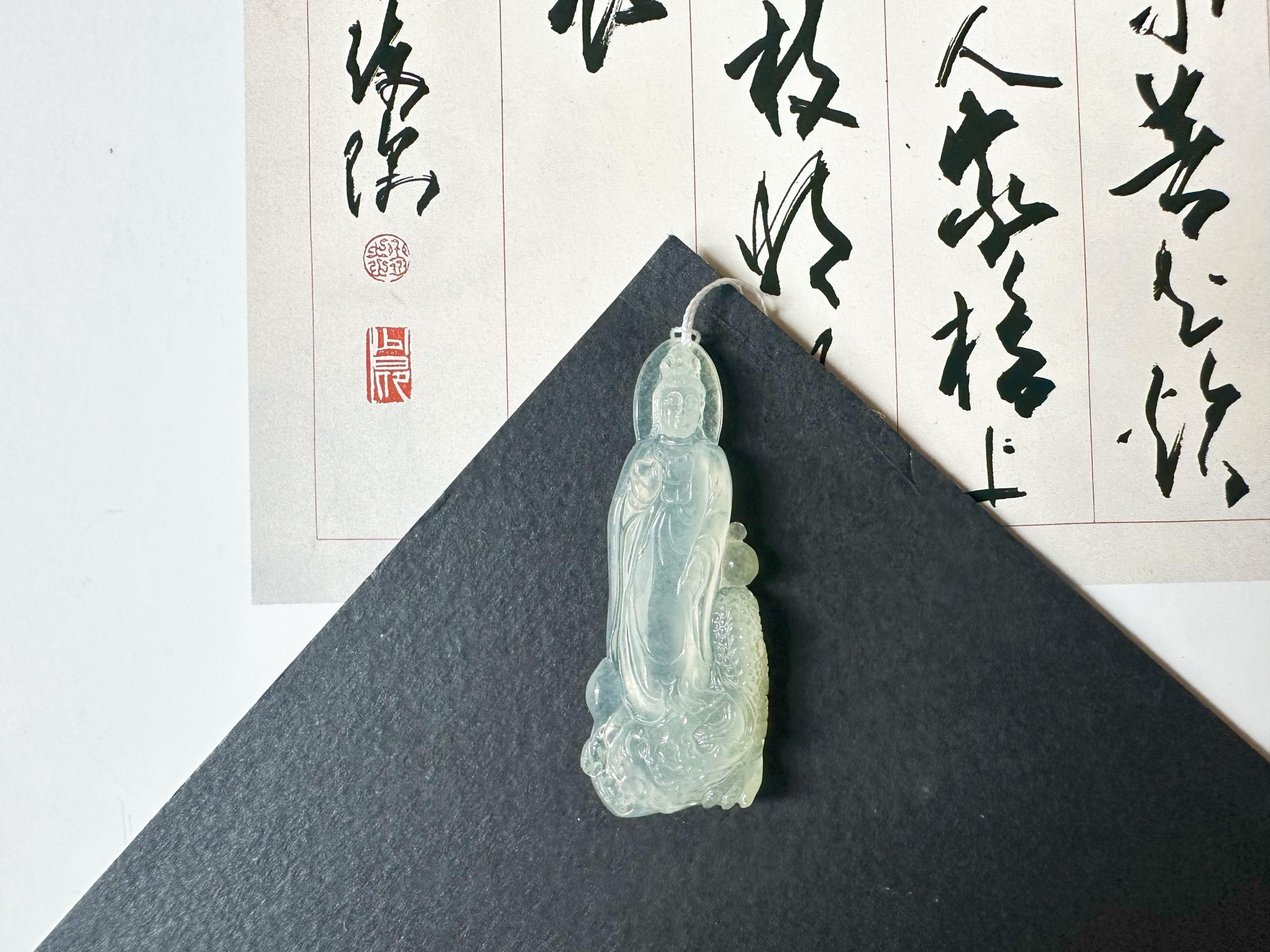 Ciondolo di giada naturale del Myanmar dalla texture ghiacciata, giada traslucida Guan Yin in vendita 5