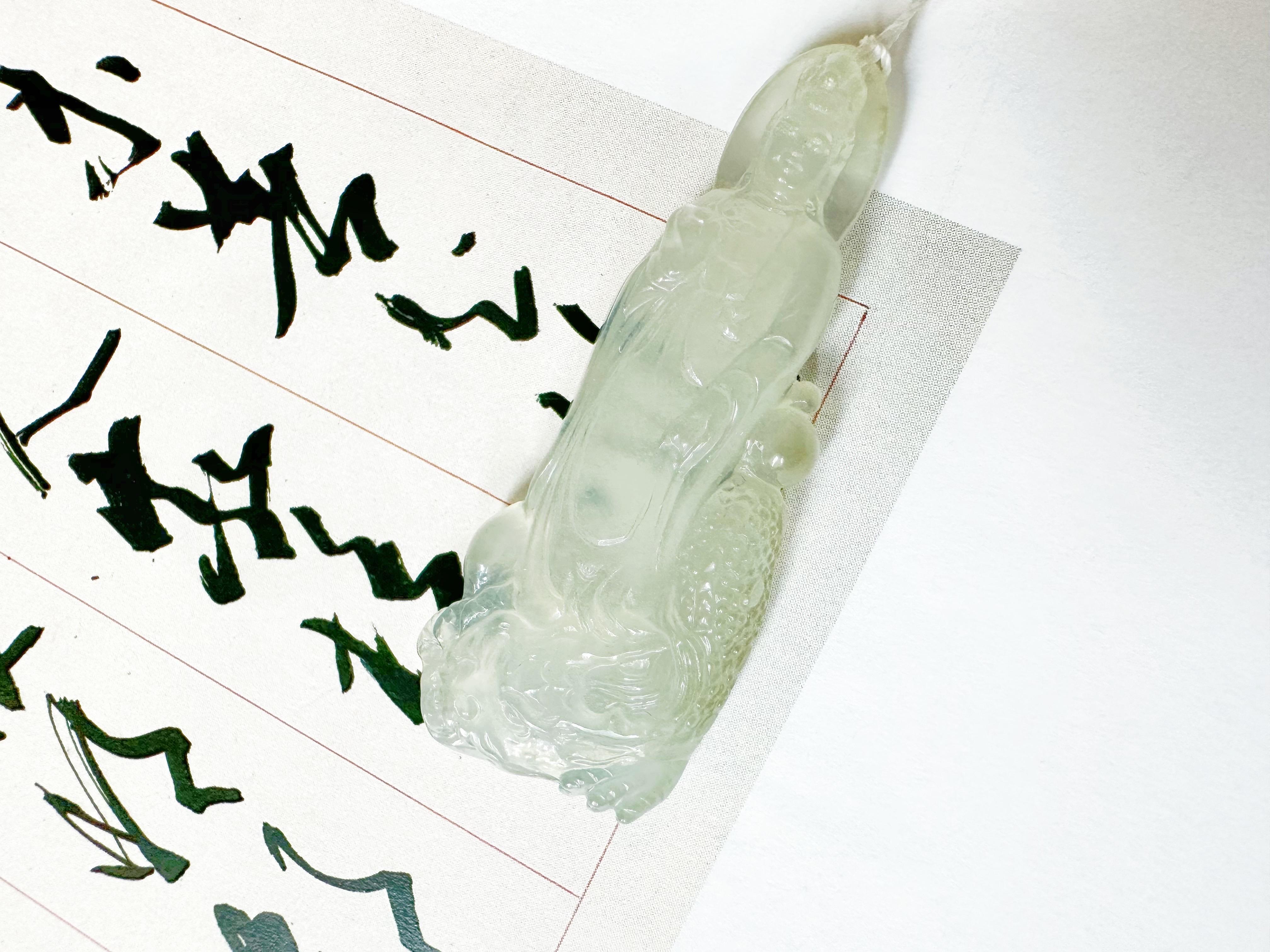 Eleva il tuo stile con il nostro raffinato ciondolo in giada naturale Myanmar Top Icy, con un Guan Yin splendidamente scolpito. Questo splendido pezzo è caratterizzato da:

GEMSTONE: Giada naturale di tipo A
ORIGINE: Myanmar. 100% intaglio fatto a