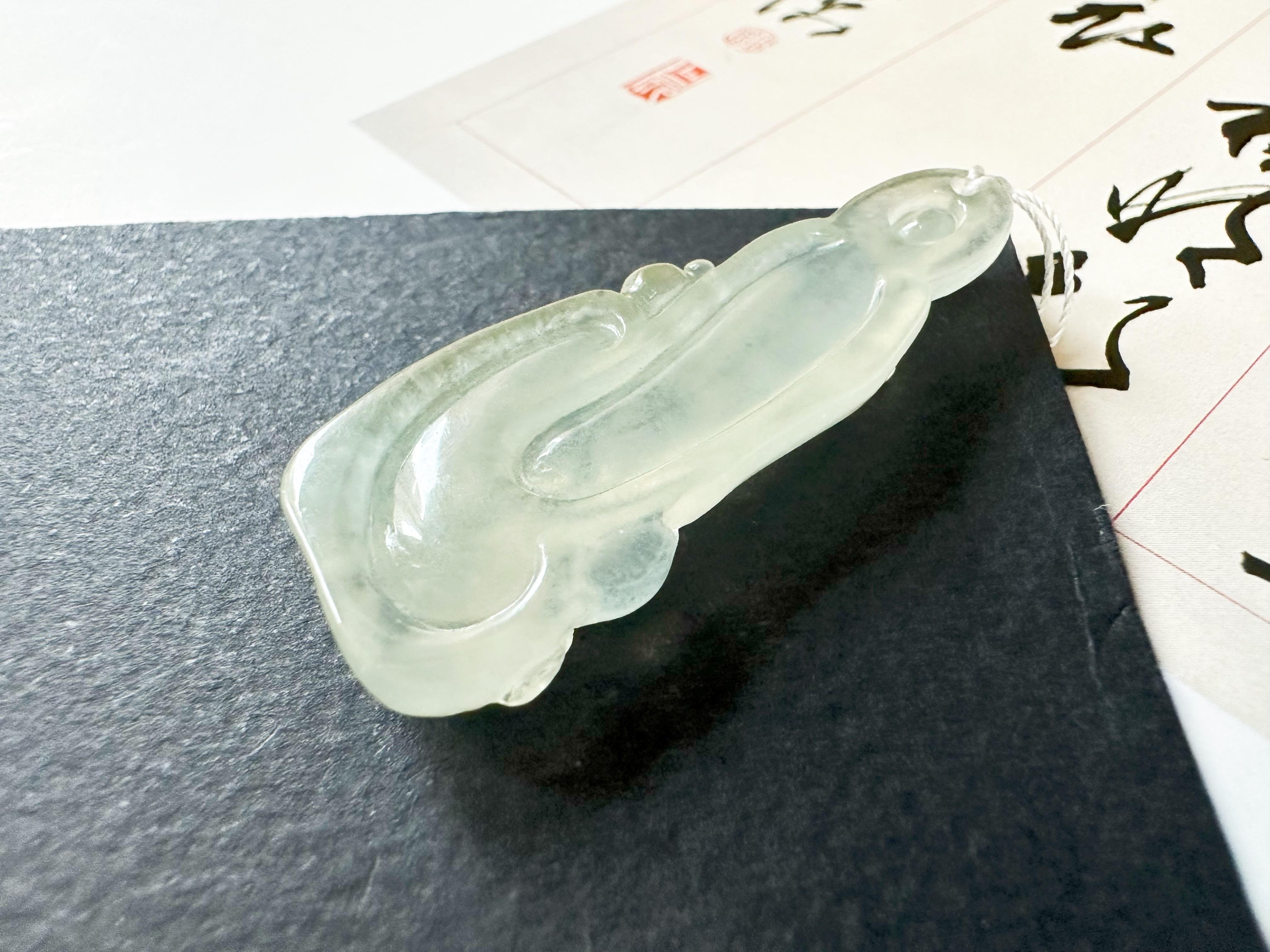 Ciondolo di giada naturale del Myanmar dalla texture ghiacciata, giada traslucida Guan Yin In condizioni Nuovo in vendita a Kowloon, HK