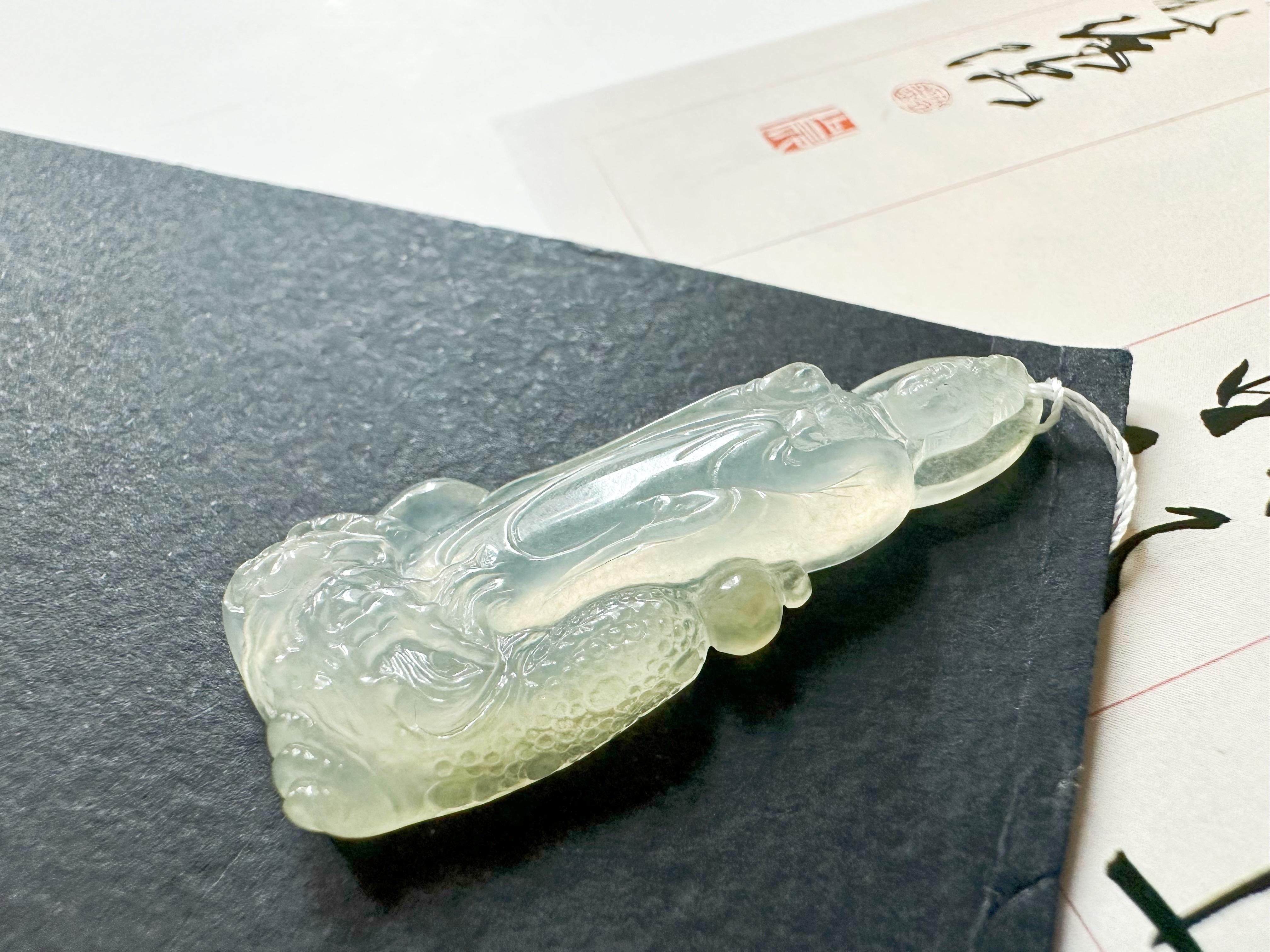 Ciondolo di giada naturale del Myanmar dalla texture ghiacciata, giada traslucida Guan Yin in vendita 1