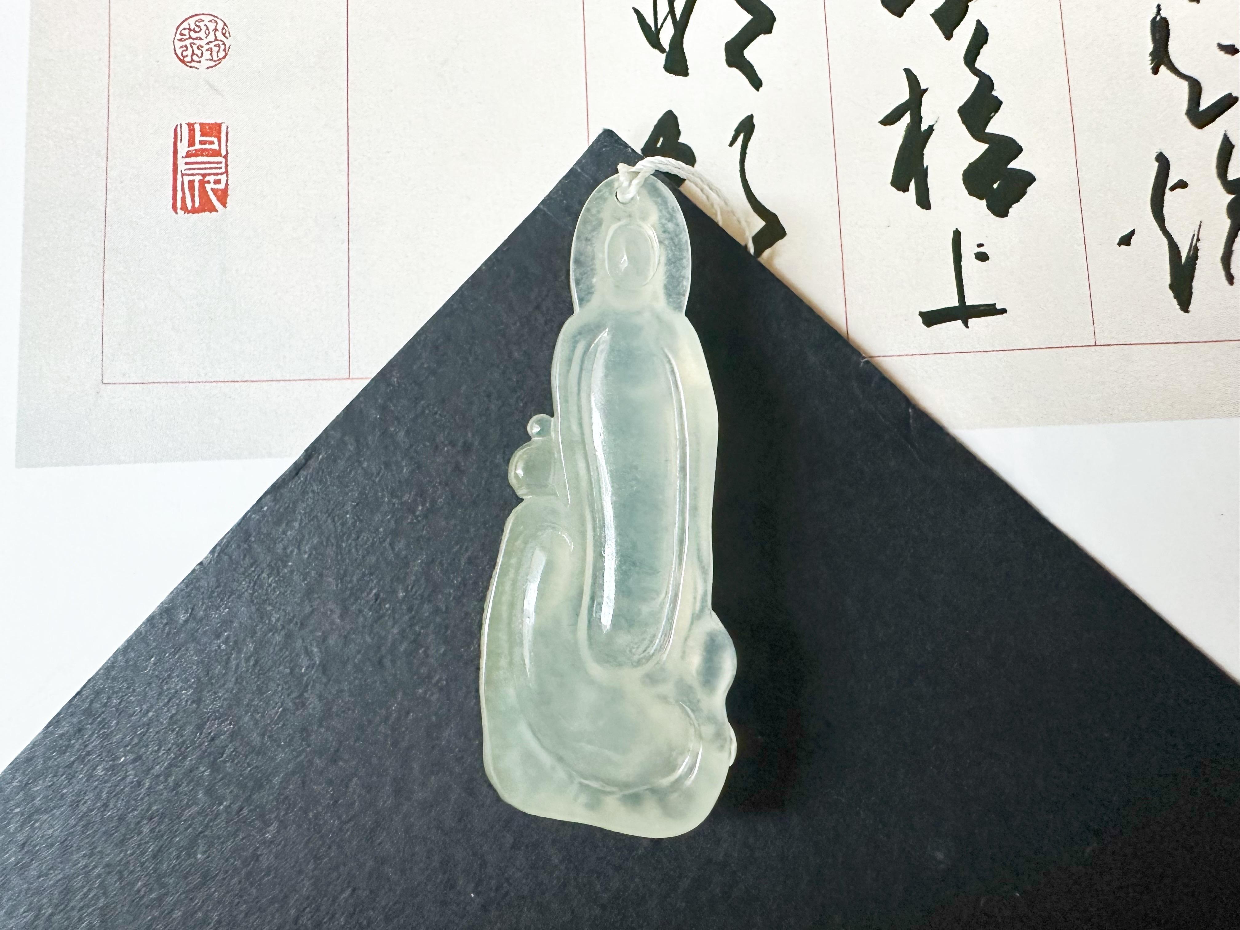 Ciondolo di giada naturale del Myanmar dalla texture ghiacciata, giada traslucida Guan Yin in vendita 2