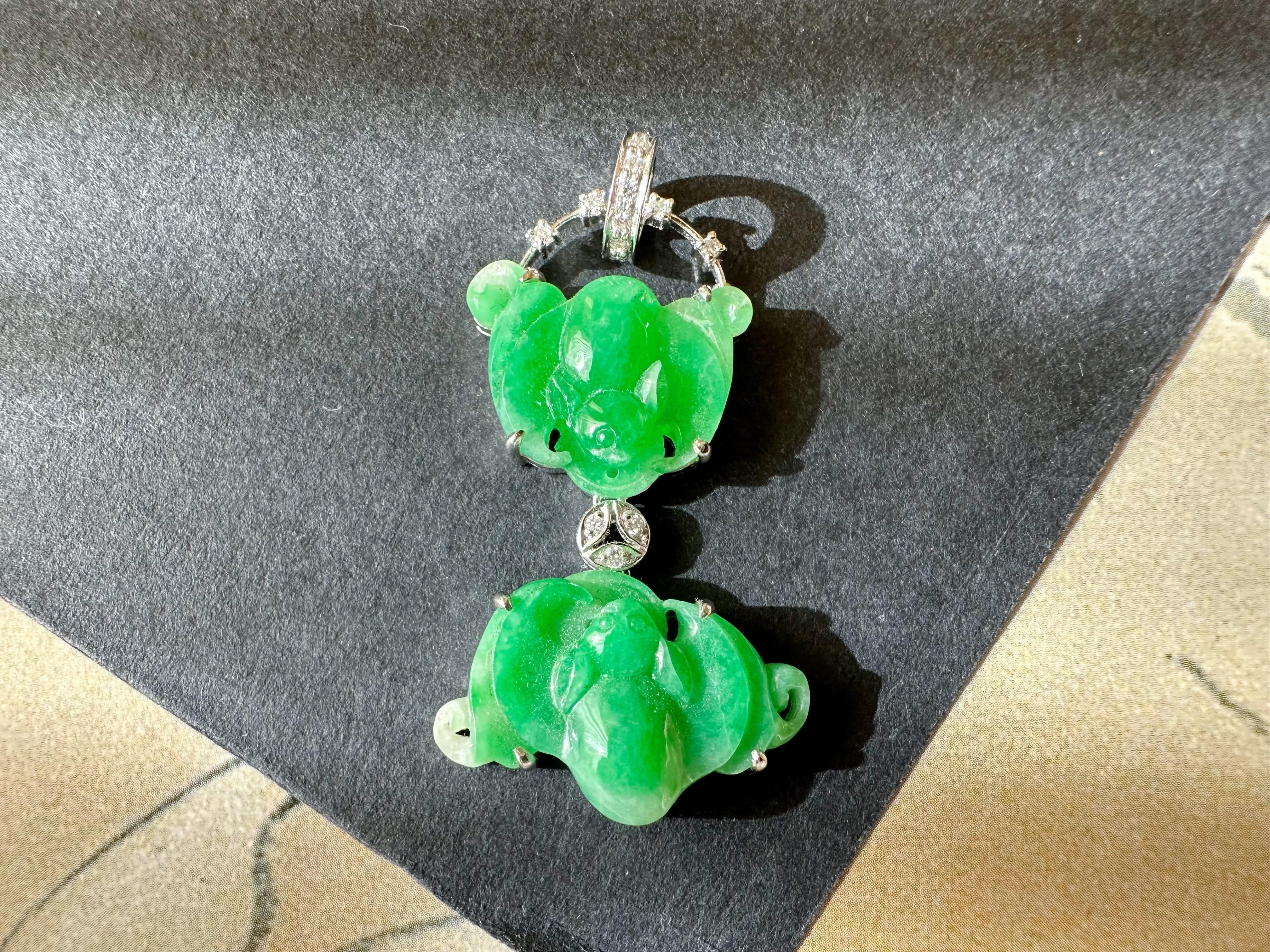 Ciondolo di giada verde imperiale naturale Myanmar Twin Bats in oro bianco 18 carati in vendita 9